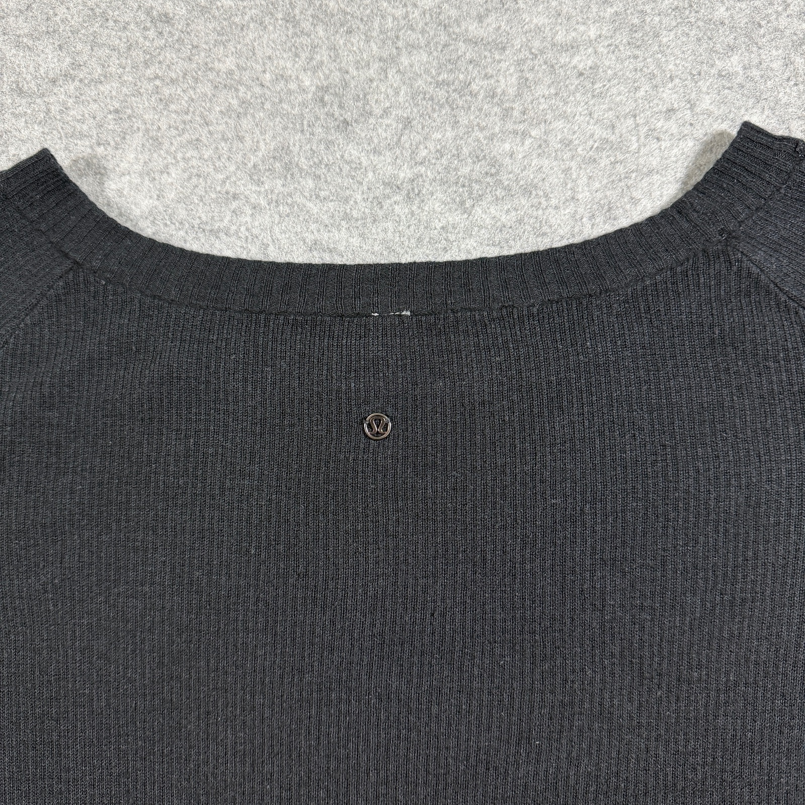 Lululemon Chai Time Pullover Womens 6 Black Reversible Bamboo Thumbholes Yoga thumbnail 2