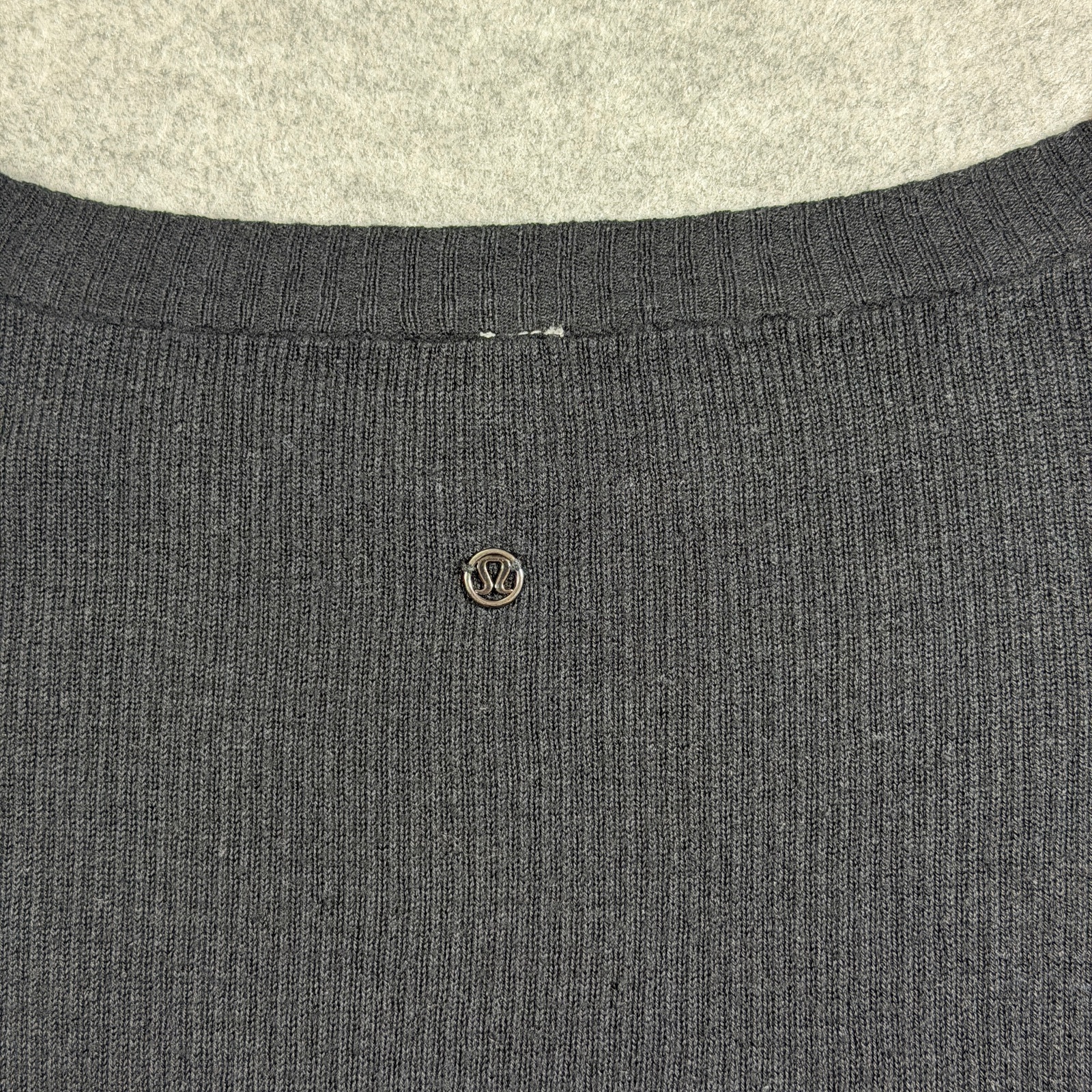 Lululemon Chai Time Pullover Womens 6 Black Reversible Bamboo Thumbholes Yoga thumbnail 11
