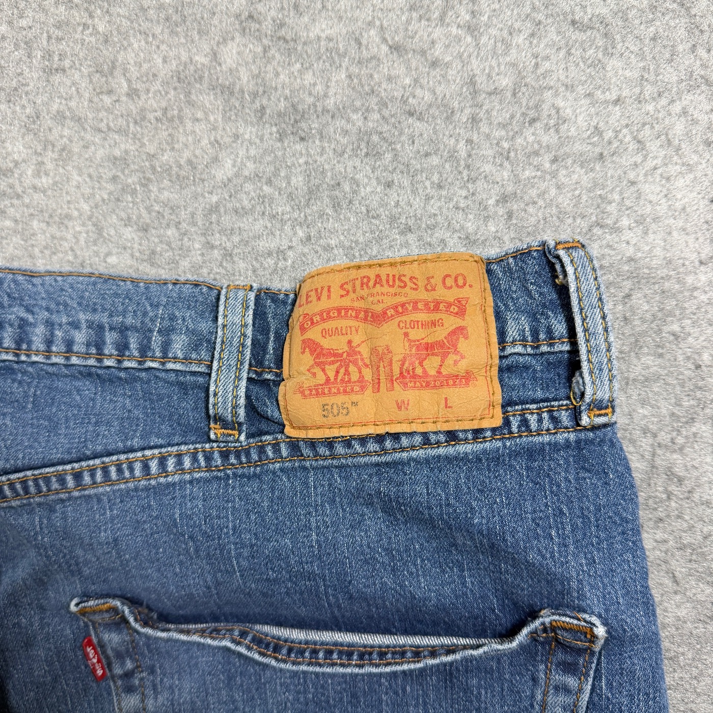 Levi's 505 Jeans Mens 44x28 Blue Medium Wash Denim Straight Leg Red Tab Cotton thumbnail 3