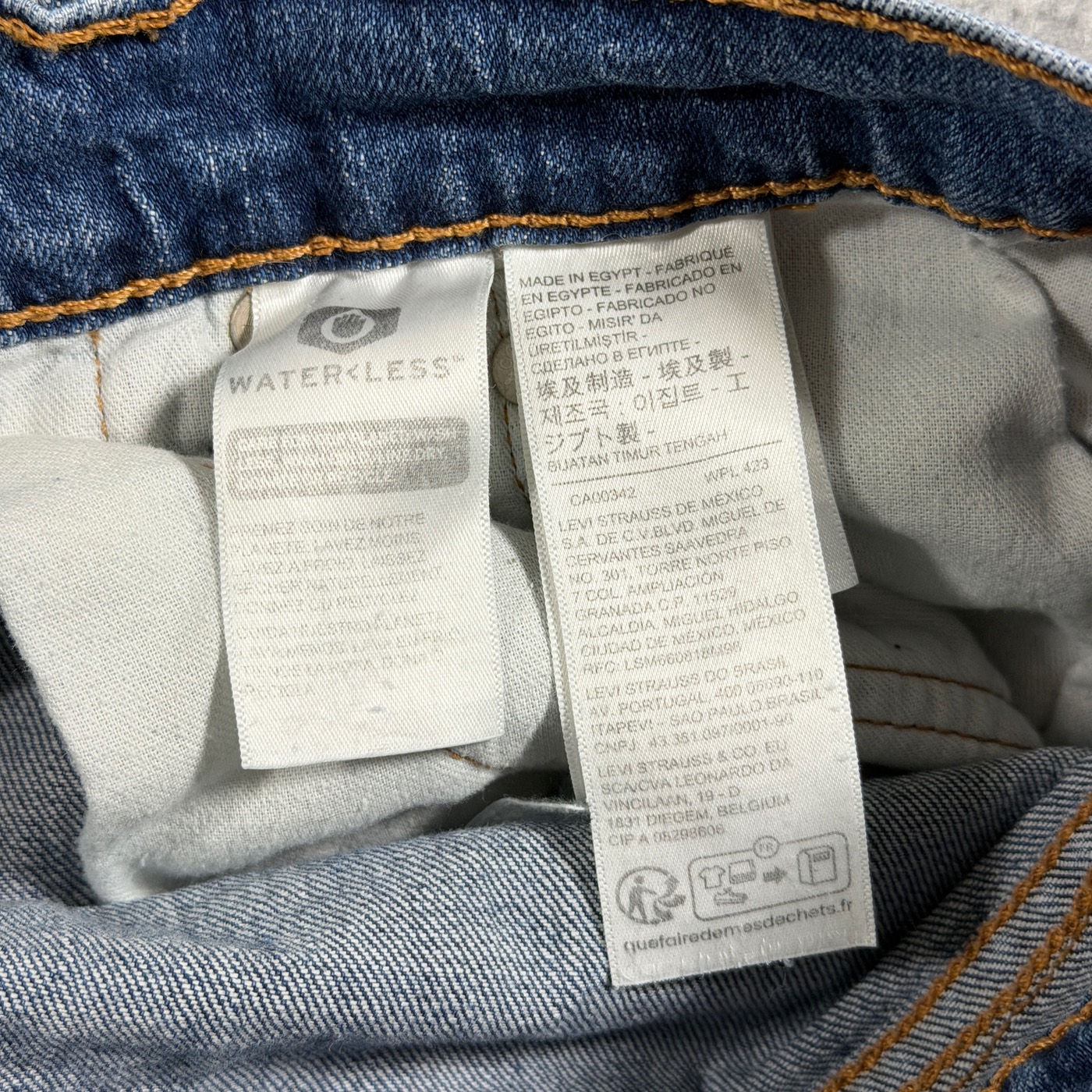 Levi's 505 Jeans Mens 44x28 Blue Medium Wash Denim Straight Leg Red Tab Cotton thumbnail 9