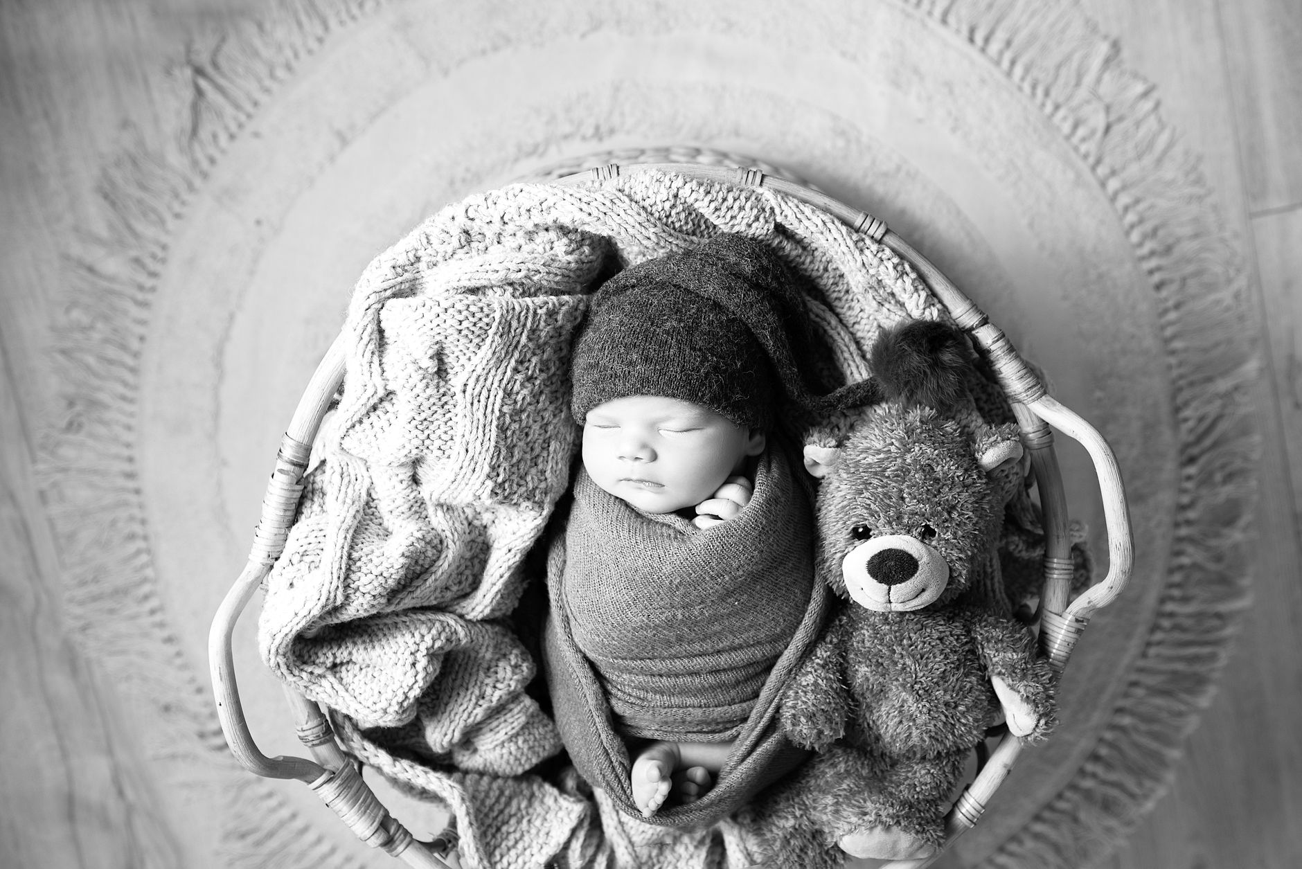 2/4/6/9/12 month milestones: Interactive checklist and tips