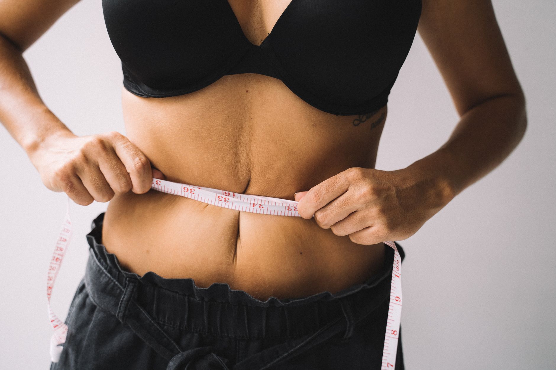 Step-by-step illustration of how to measure fundal height and belly circumference at 42 weeks pregnant