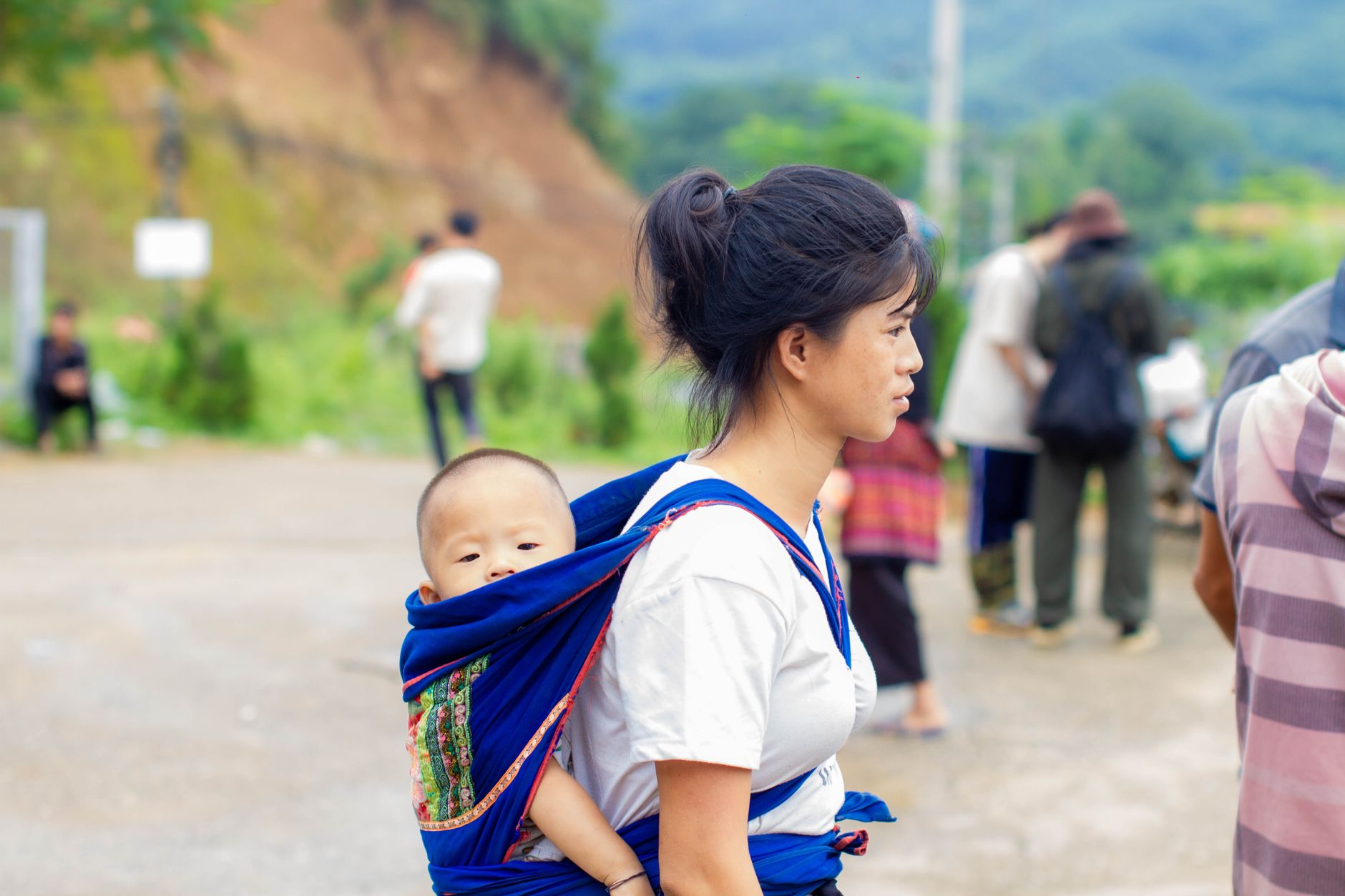 Baby hip M position in wrap carrier