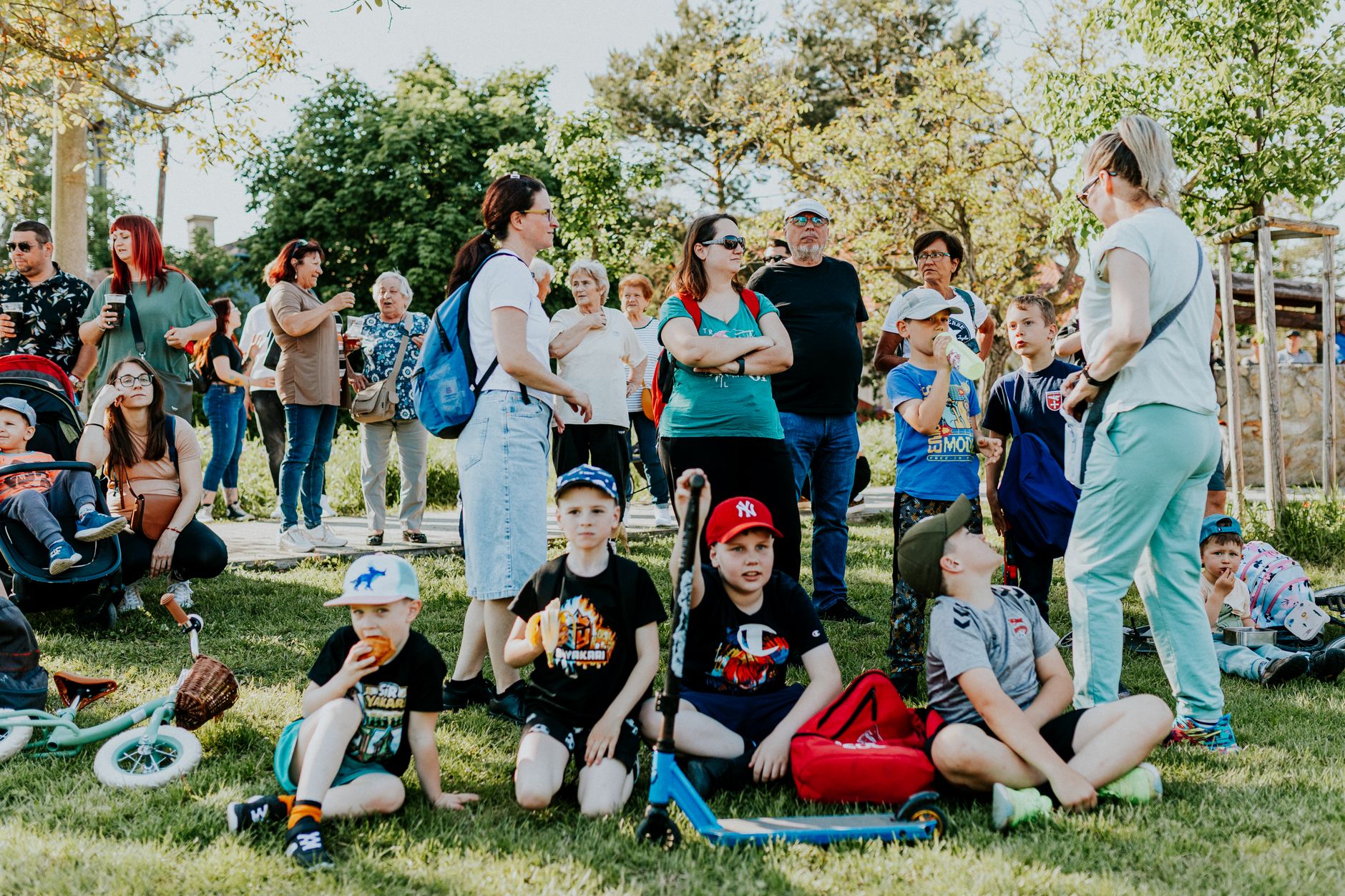 Parents organizing a babywearing meetup