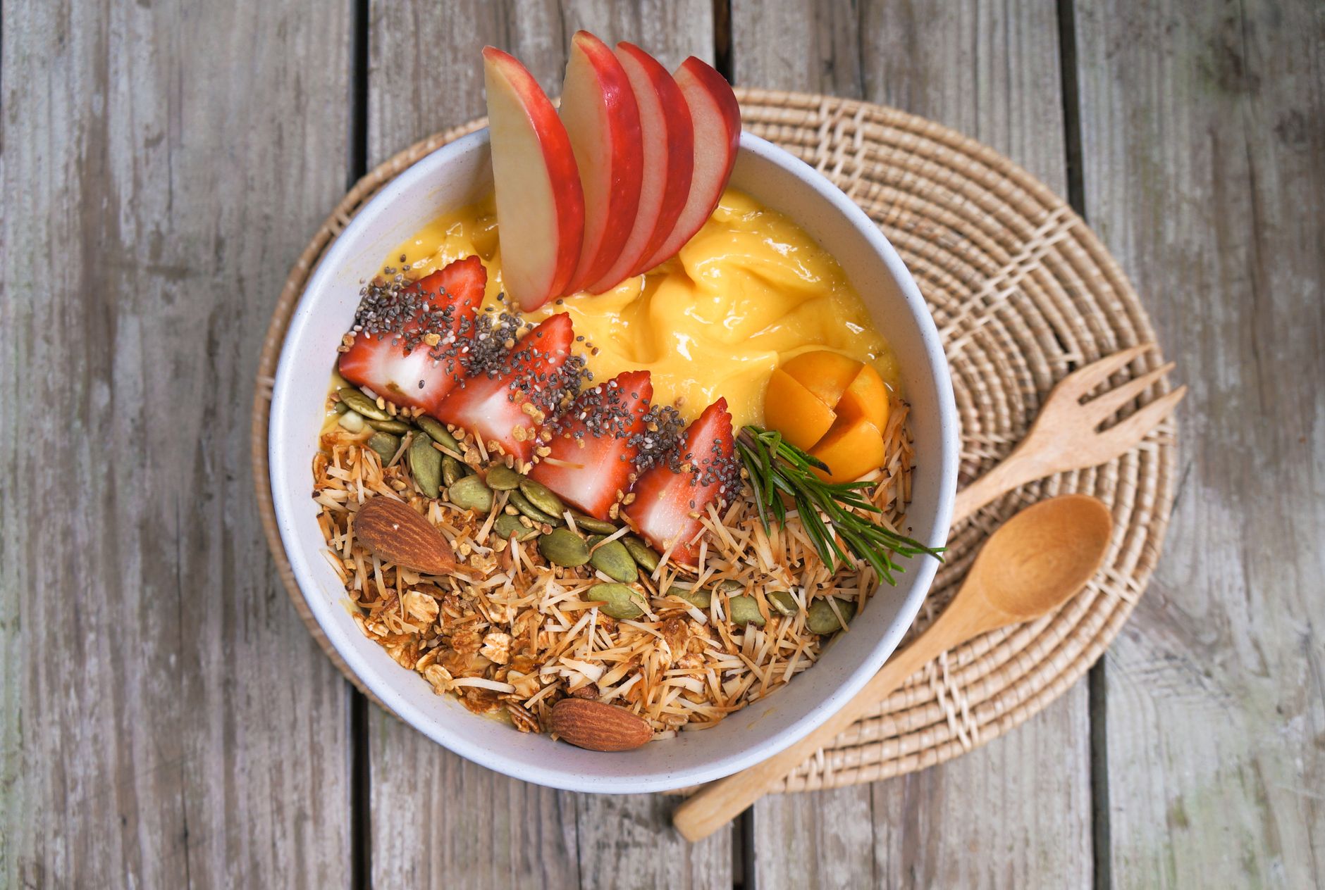 A colorful smoothie bowl with blended mango, spinach, and fortified soy milk, topped with sliced kiwi, pumpkin seeds, and a drizzle of honey for a nutrient‑dense pregnant breakfast