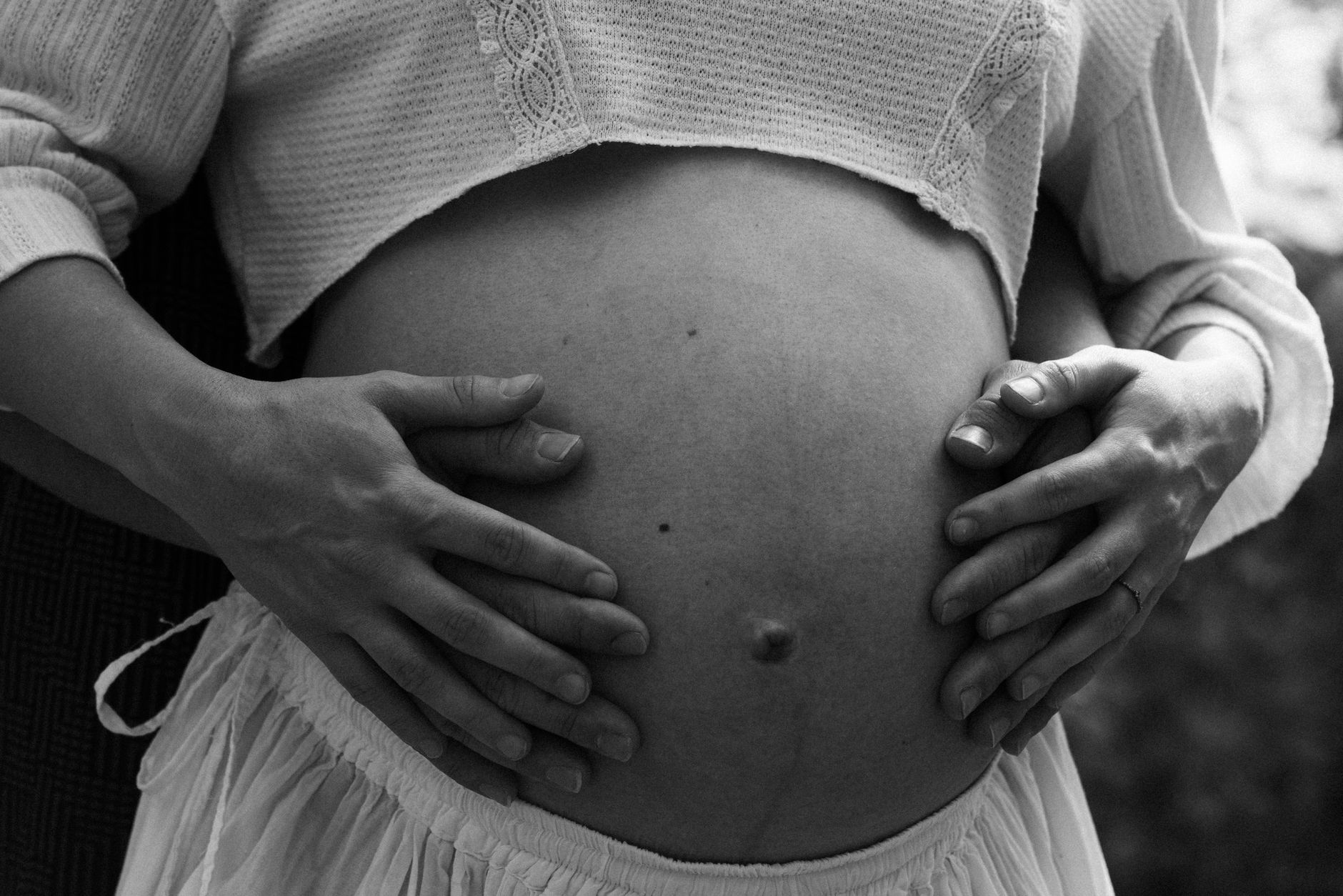 Maternity clothing for better kick detection