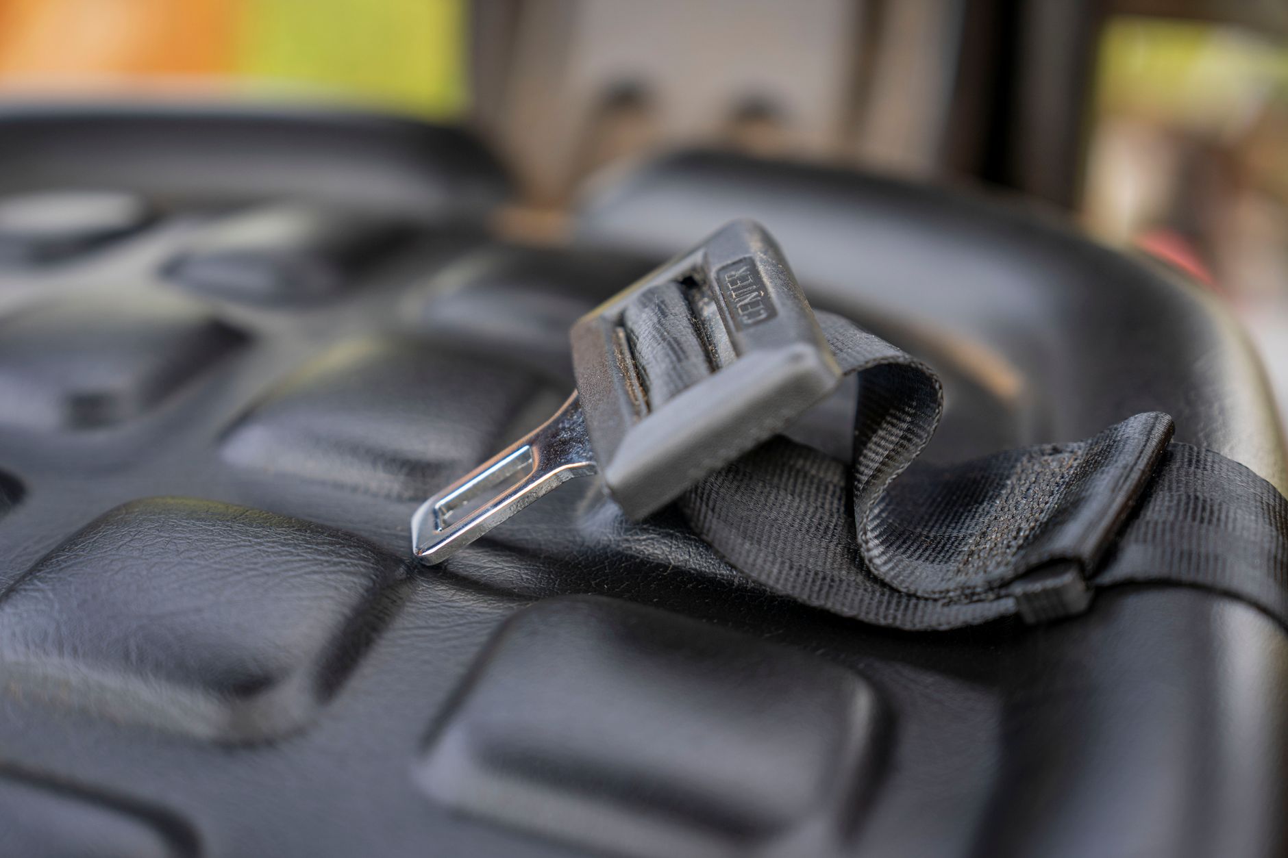 Seat belt tensioner indicator
