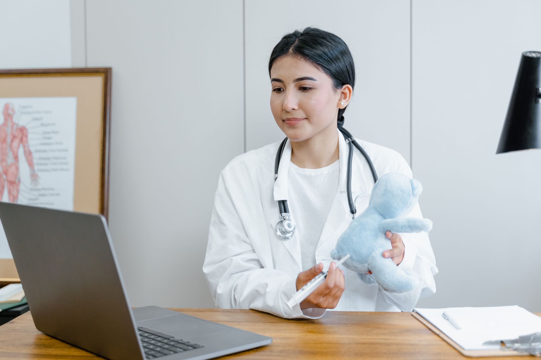Choosing Between a Family Doctor vs Pediatrician for Your Child in 2026
