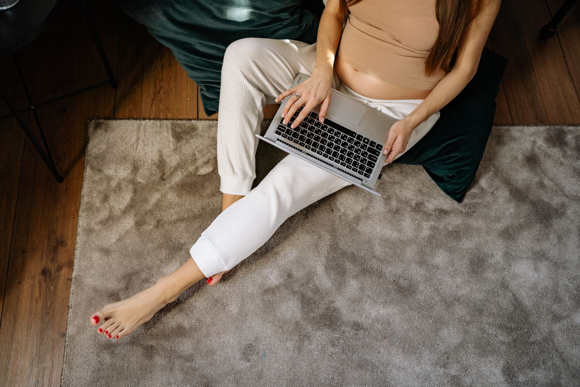 Crossing Legs While Pregnant: Myth or Real Concern in 2026?