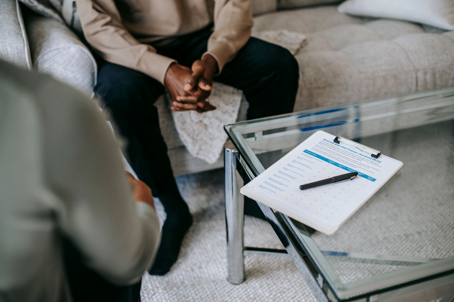 A donor meeting with her therapist to discuss emotional support during egg donation.