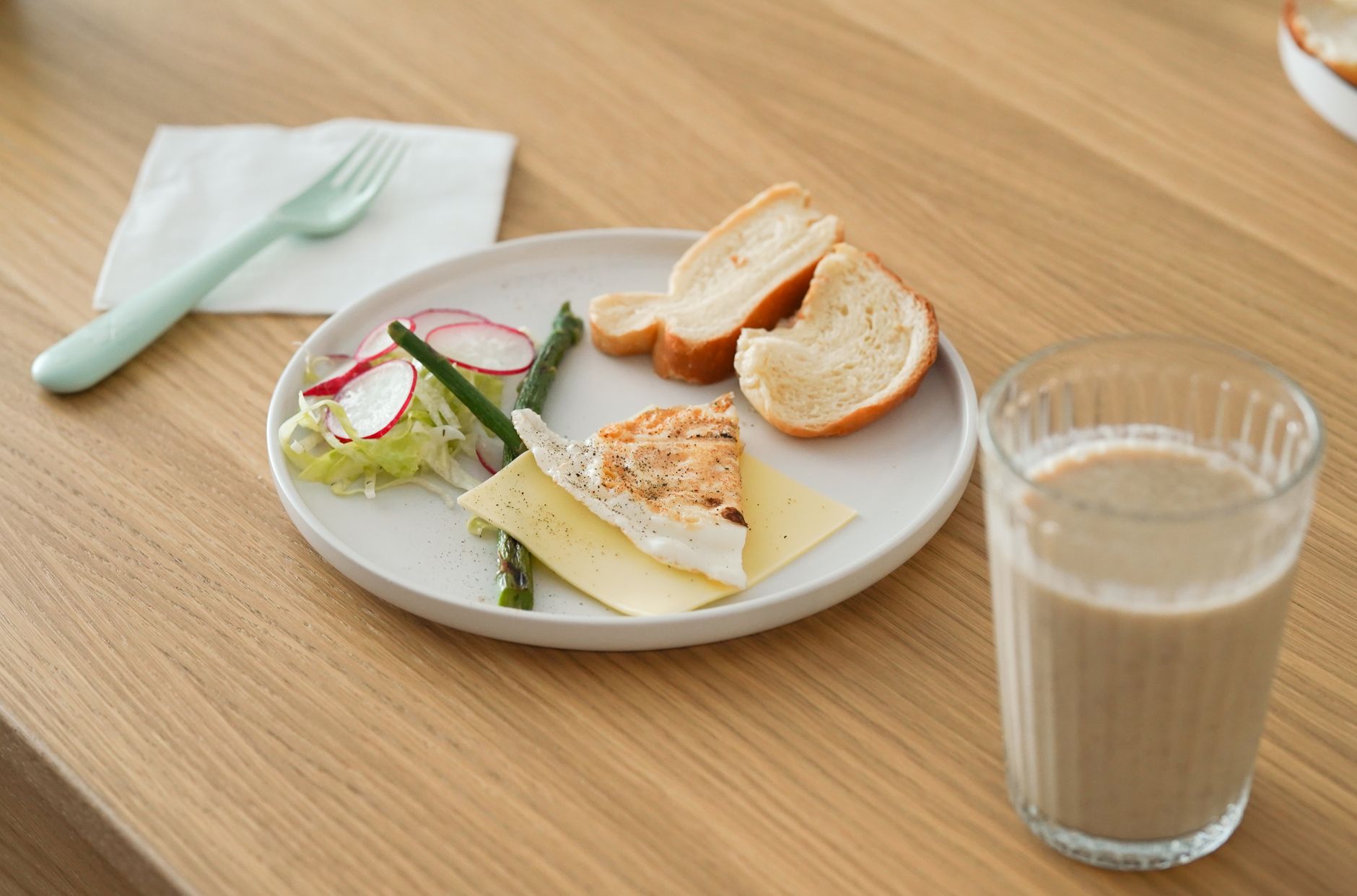 Colorful plate showing the balanced 'half veg, quarter protein, quarter carbs' method for a pregnant woman, with fresh vegetables, grilled fish, and quinoa