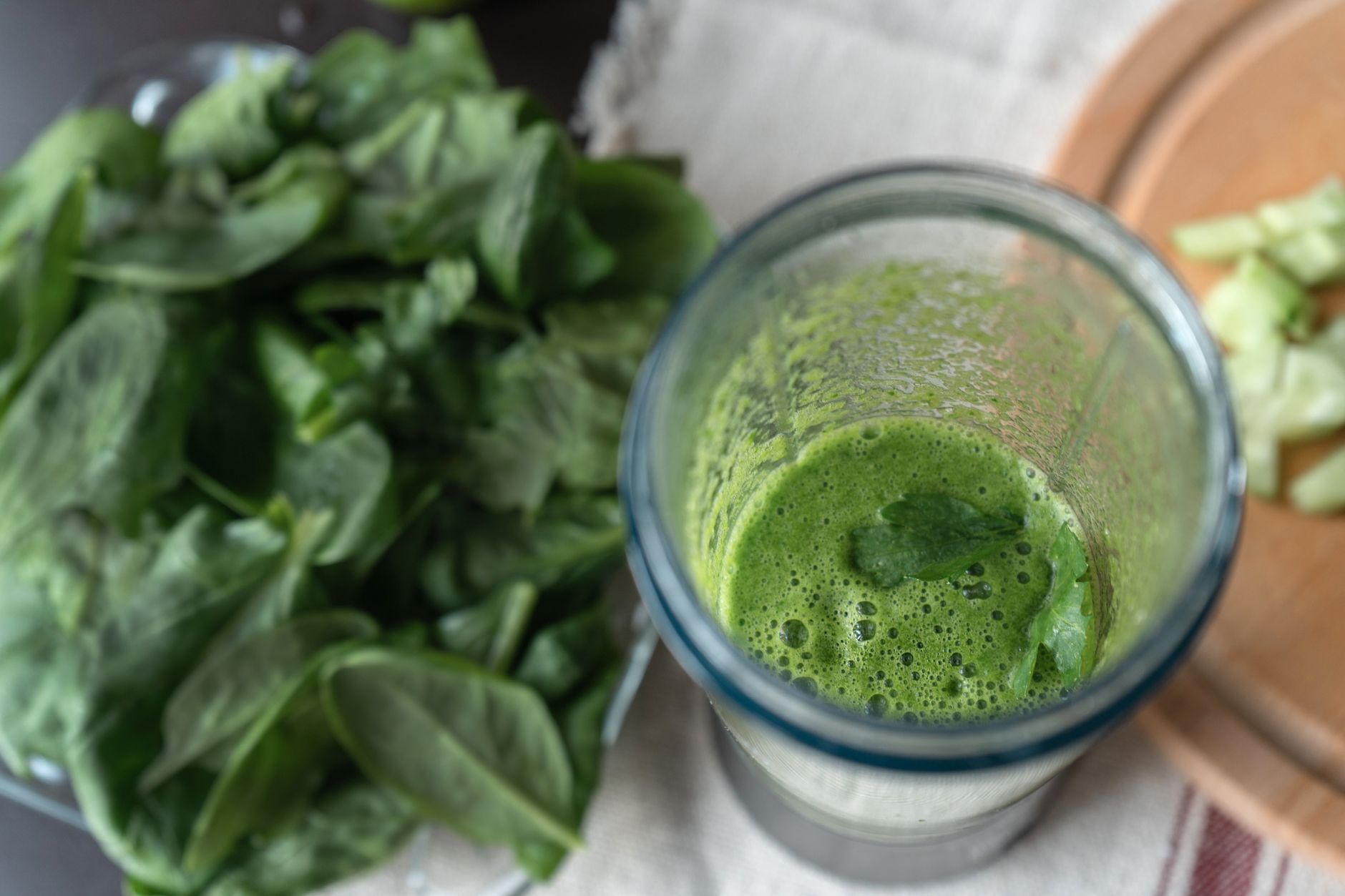 Green smoothie in a glass, with spinach, banana, flaxseed, and a sprinkle of chia seeds, representing a brain‑healthy snack for pregnant women