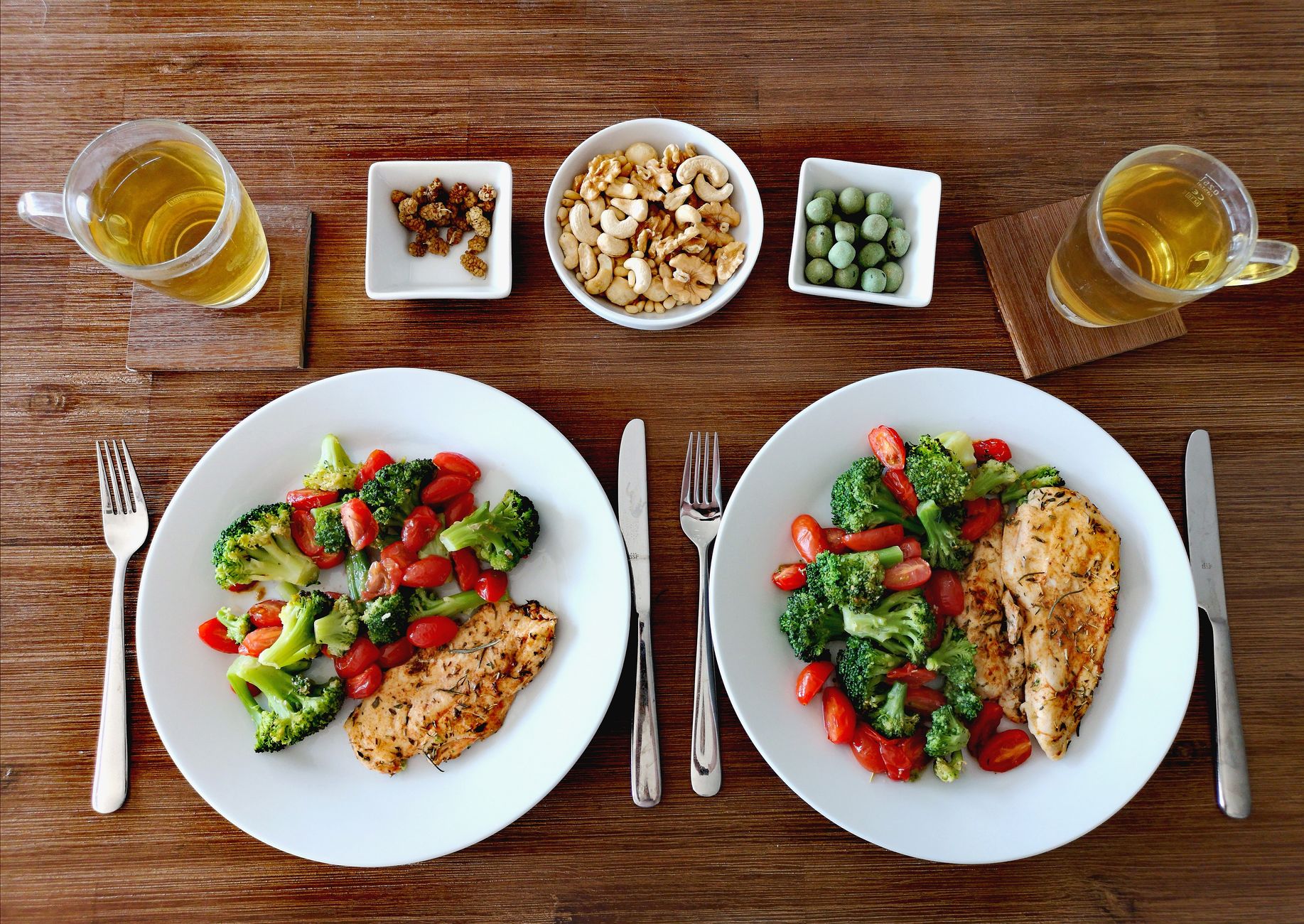 A balanced plate of healthy pregnancy food: grilled chicken, quinoa, and steamed broccoli, representing dietary management for gestational diabetes