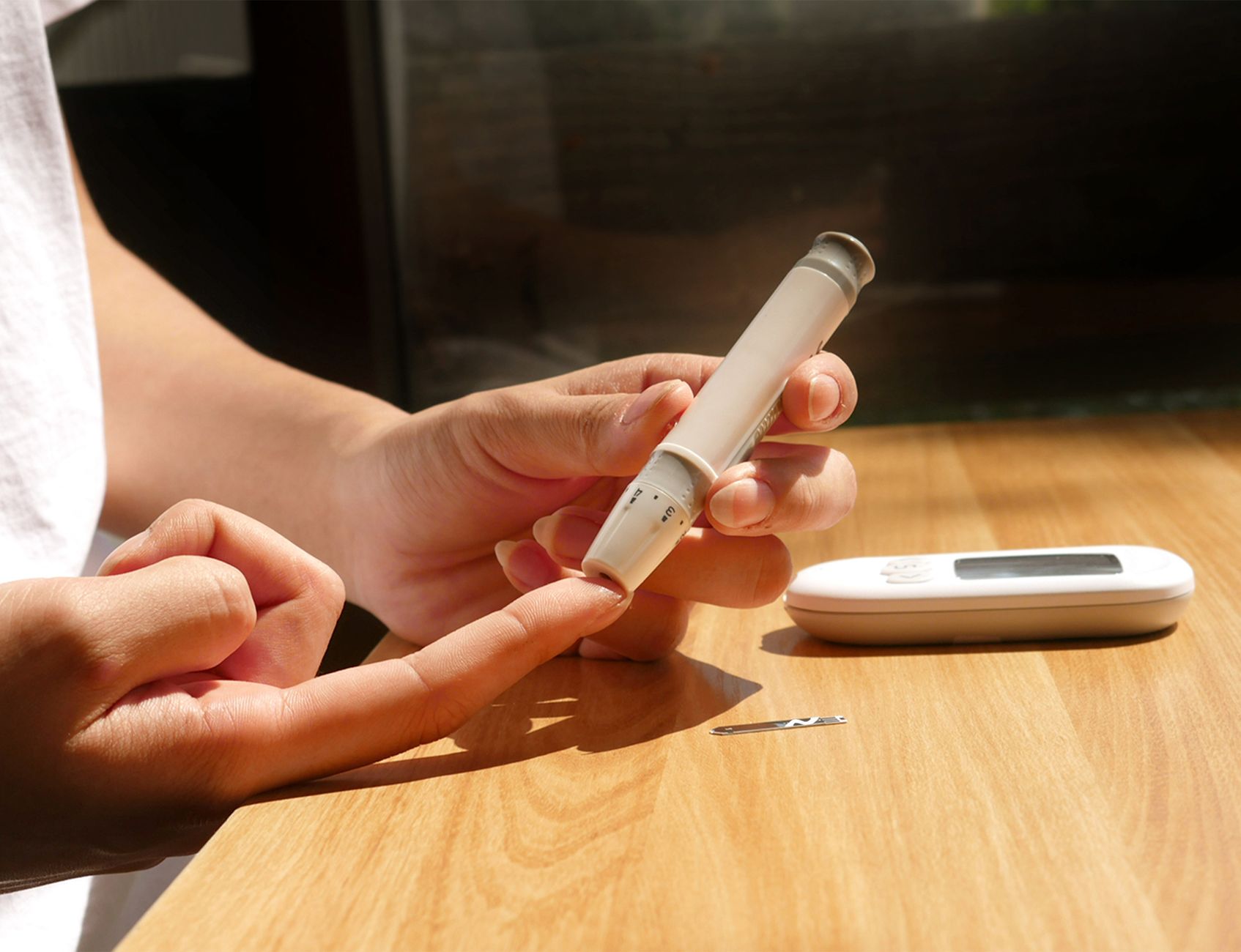 Doctor discussing gestational diabetes risk factors with a pregnant woman