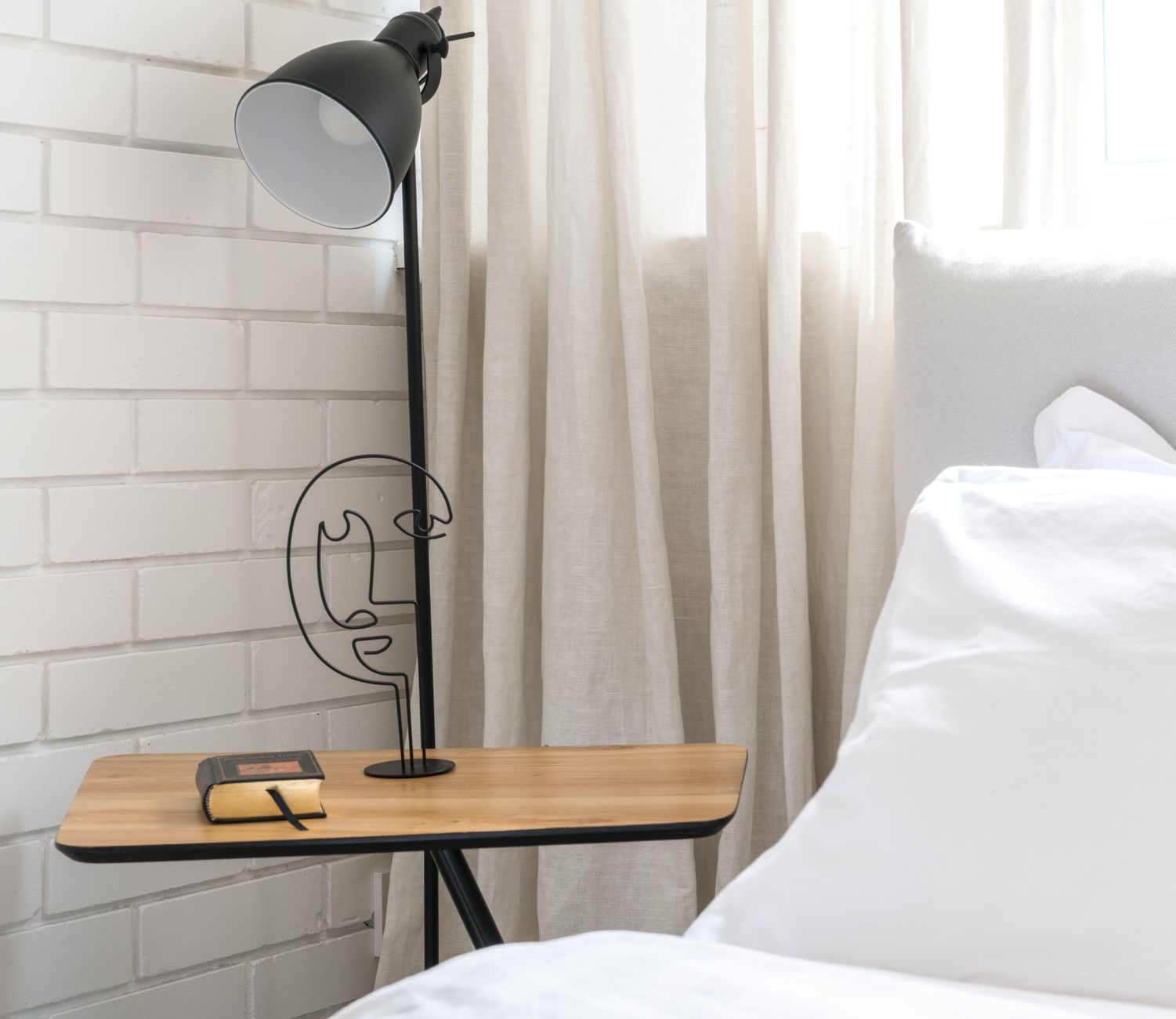 Sleep-friendly bedroom for pregnant women