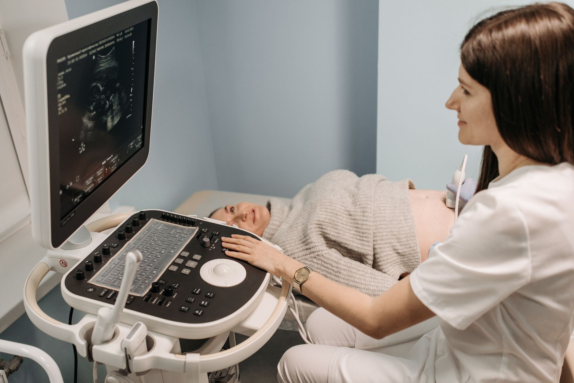 Doctor reviewing ultrasound with older pregnant patient