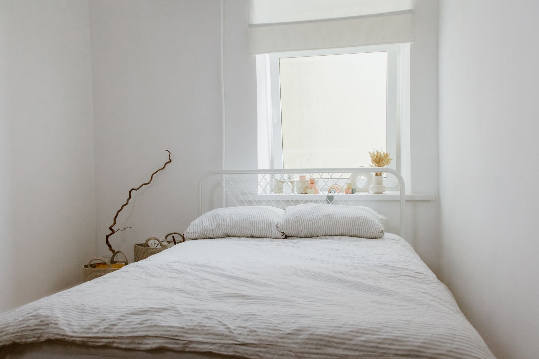Sleep-friendly bedroom for families with age gaps