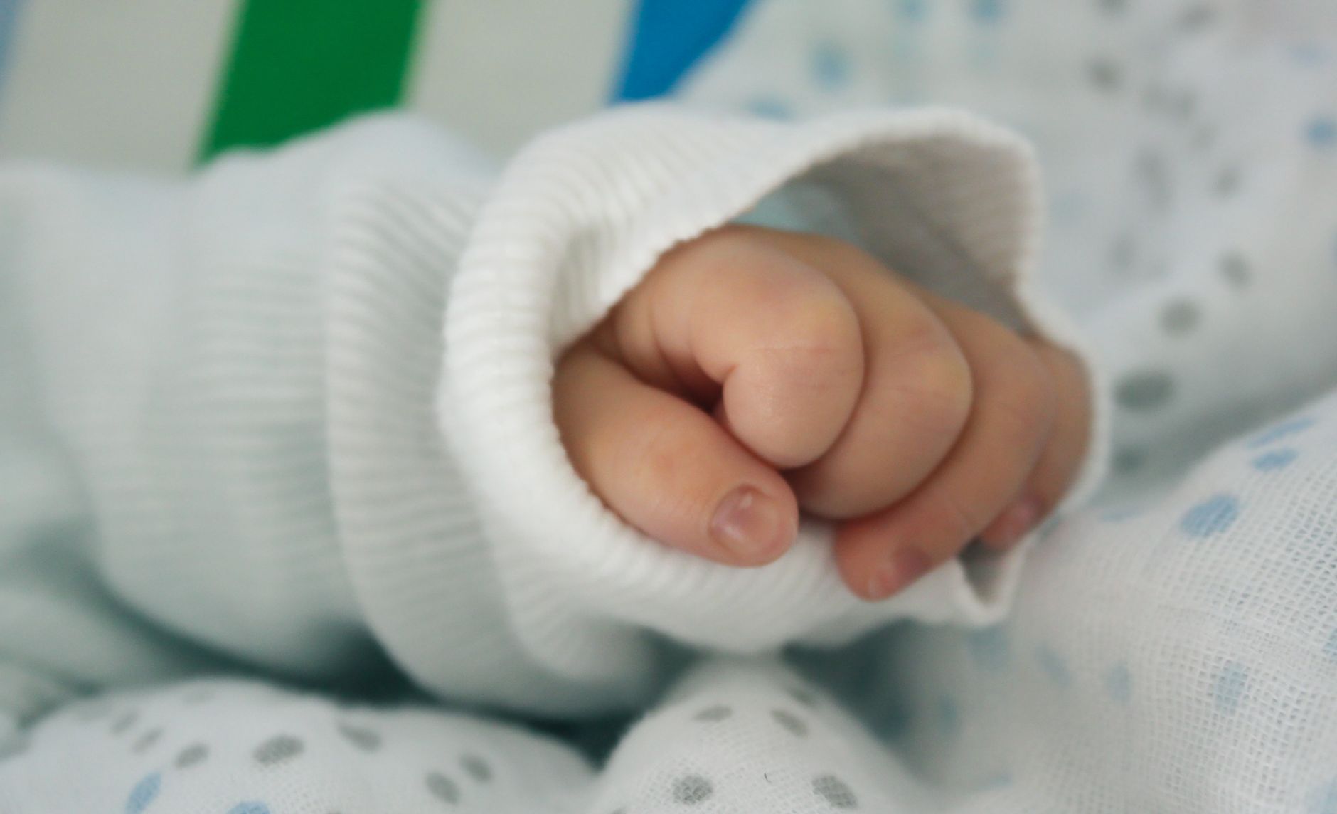 How Much Formula Should My Baby Drink? Age & Weight Guide