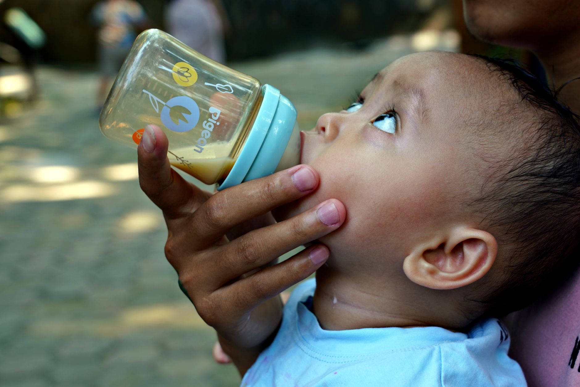 Parent reviewing Claritin dosage chart