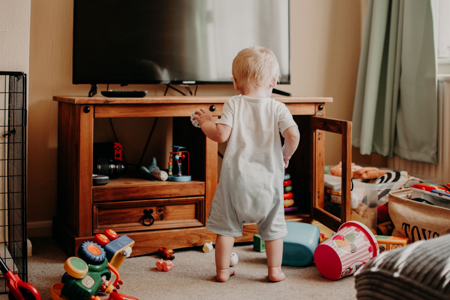 Instagram vs Reality Motherhood: Honest Guide for Modern Moms