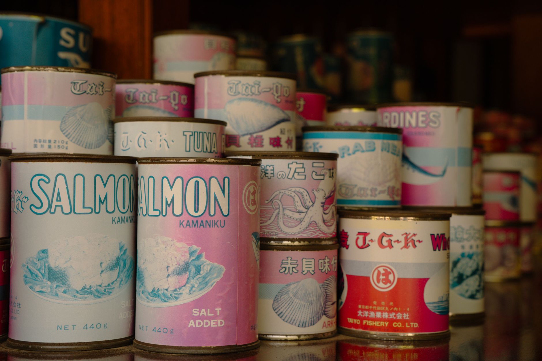 A grocery store aisle displaying canned seafood, highlighting labels that indicate 'fully cooked' for safe pregnancy consumption