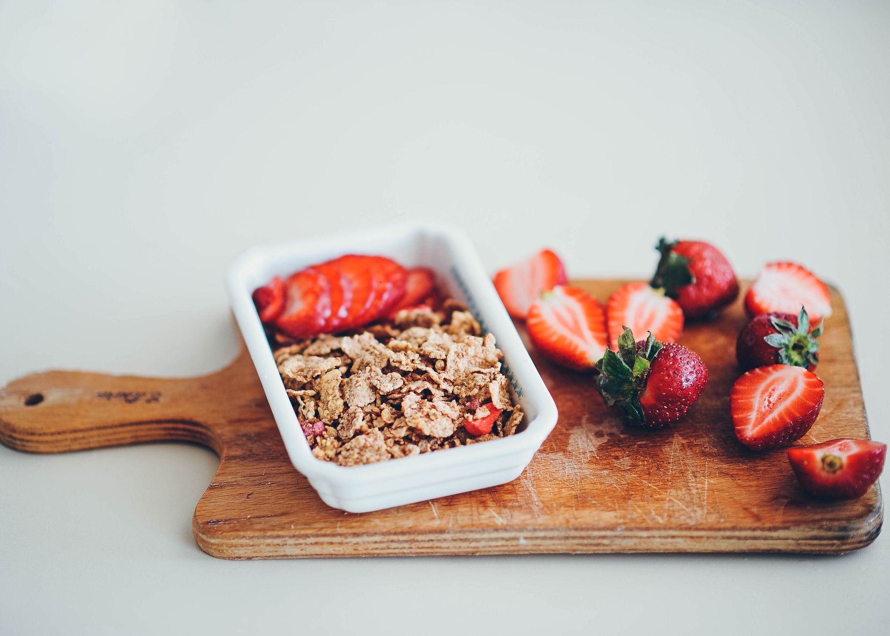 A bowl of high‑fiber cereal with fresh berries, illustrating a gentle, pregnancy‑friendly way to ease constipation without stimulant laxatives