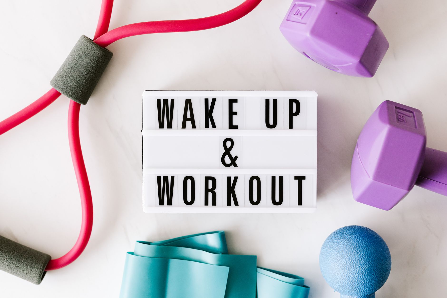 Various safe exercise equipment for pregnant women: yoga mat, resistance band, light dumbbell, swimming goggles
