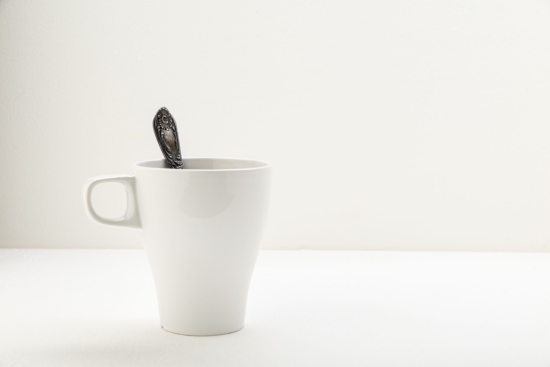 A simple chart showing a teaspoon of erythritol beside a cup of coffee, illustrating a modest daily portion for pregnant women