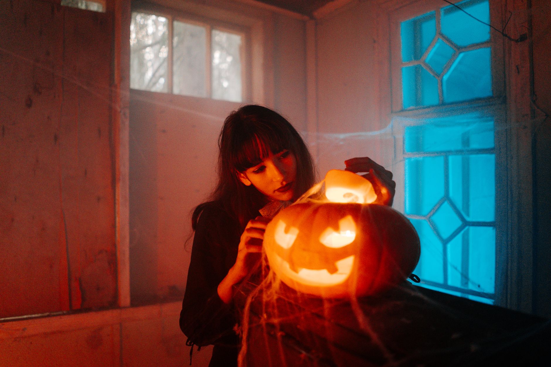 Is Haunted Houses Safe During Pregnancy? Risks, Trimesters & Safe Alternatives