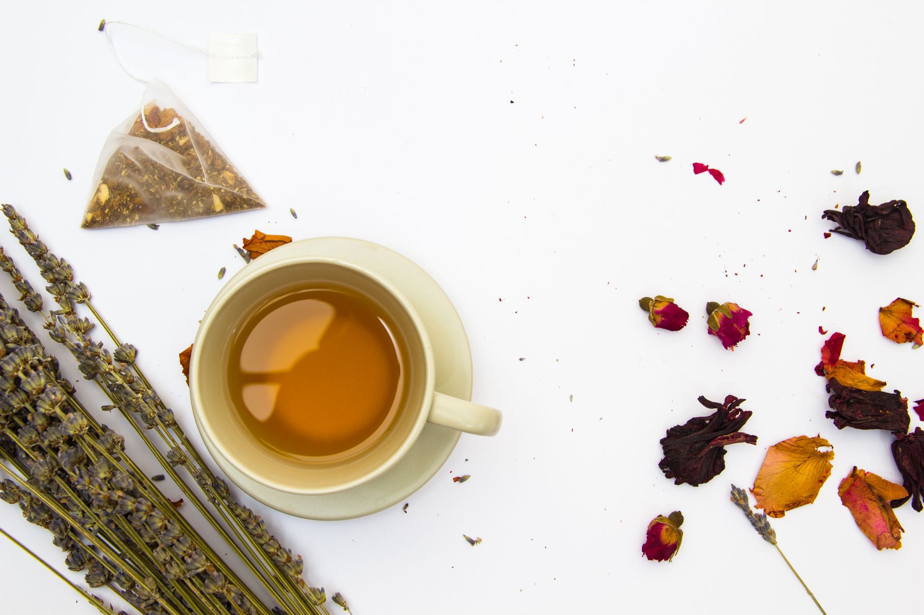 A selection of pregnancy‑safe herbal teas—rooibos, ginger, peppermint—arranged beside a tin of hojicha, illustrating alternative beverage options for expectant mothers