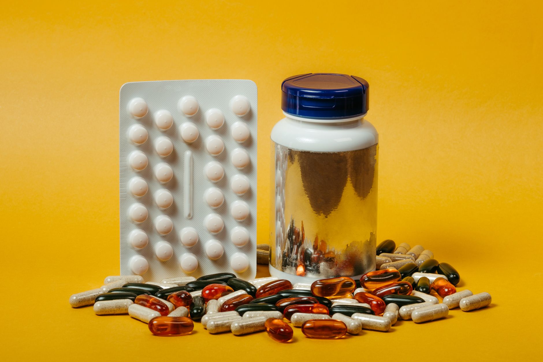 a selection of pregnancy‑safe pain‑relief items on a wooden table, including a TheraCare heat wrap, a cold gel pack, and a bottle of acetaminophen