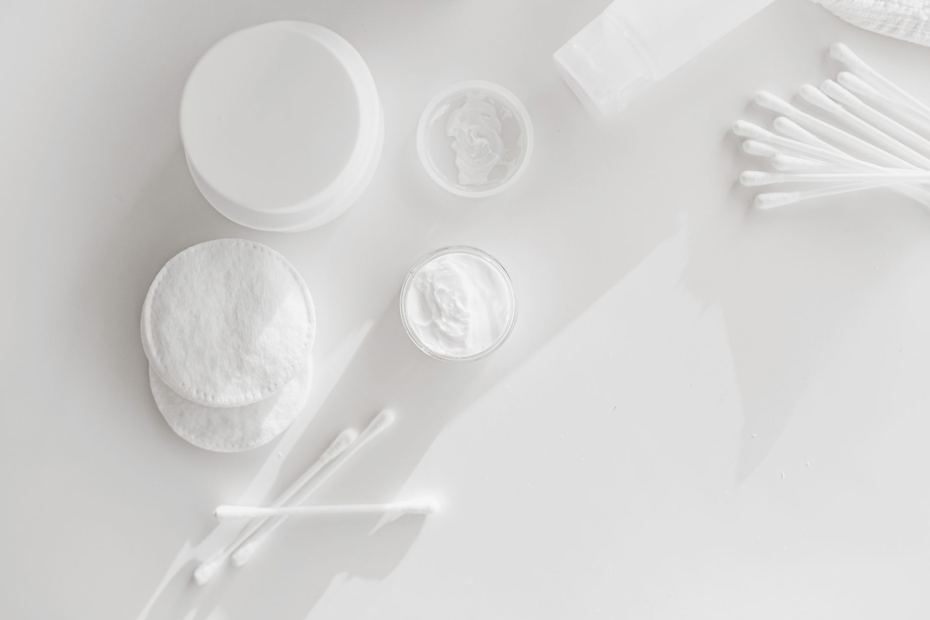 close‑up of a hypoallergenic mascara tube next to a soft cotton pad, highlighting a gentle, pregnancy‑friendly eye makeup routine