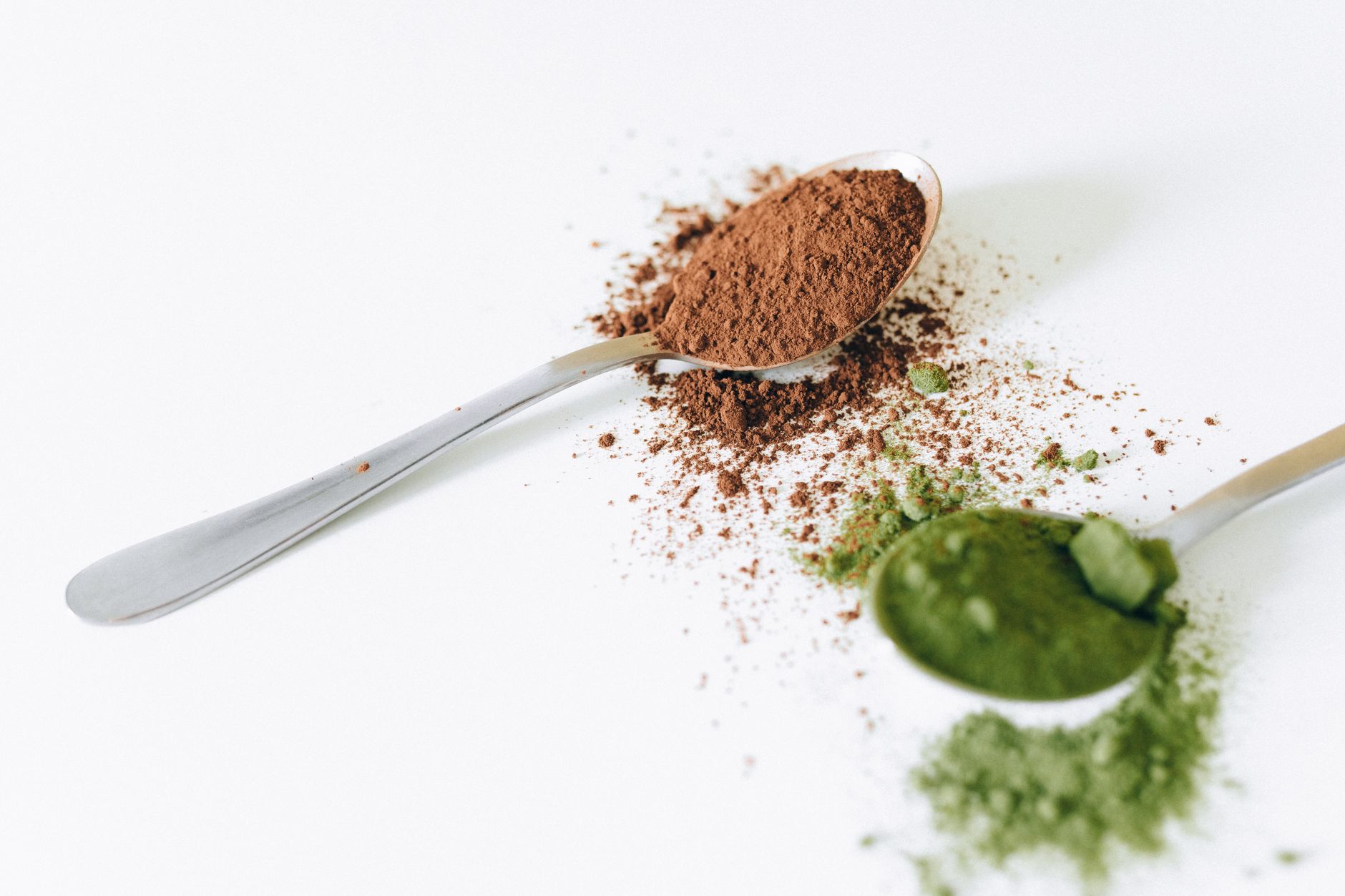 A side‑by‑side comparison of matcha powder brand labels, highlighting organic certifications and lab‑tested lead levels for pregnant consumers