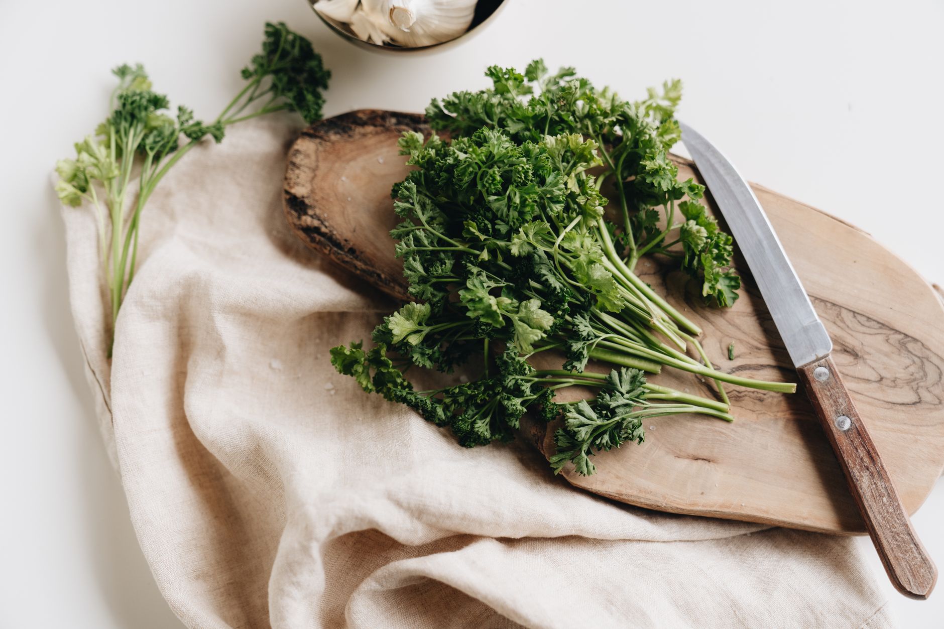 Is Parsley Safe During Pregnancy? Dosage, Risks, and Safe Alternatives