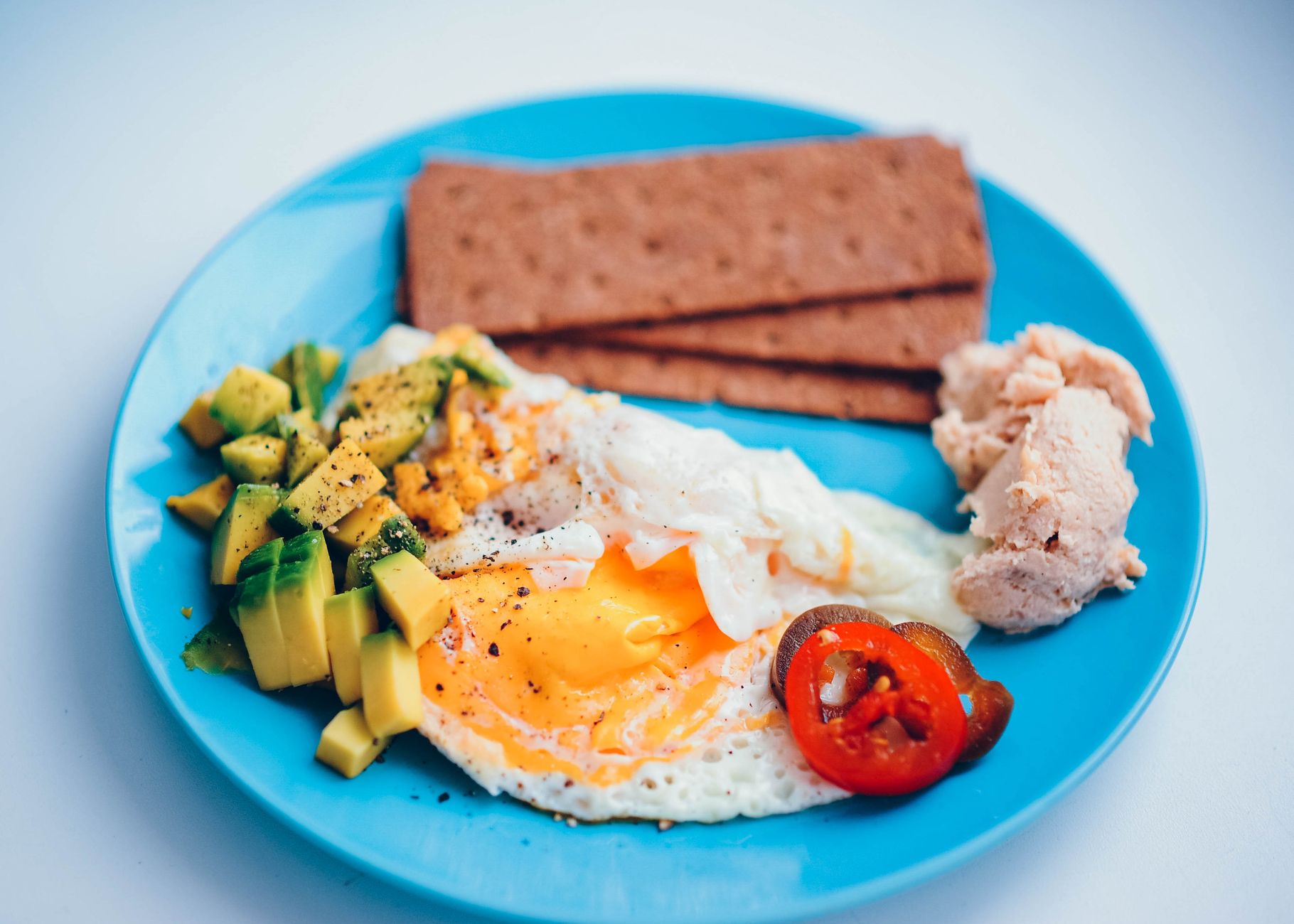 A colorful plate of a balanced pregnancy‑friendly meal, featuring lean protein, whole grains, and a variety of vegetables, showcasing a healthy approach to weight management.