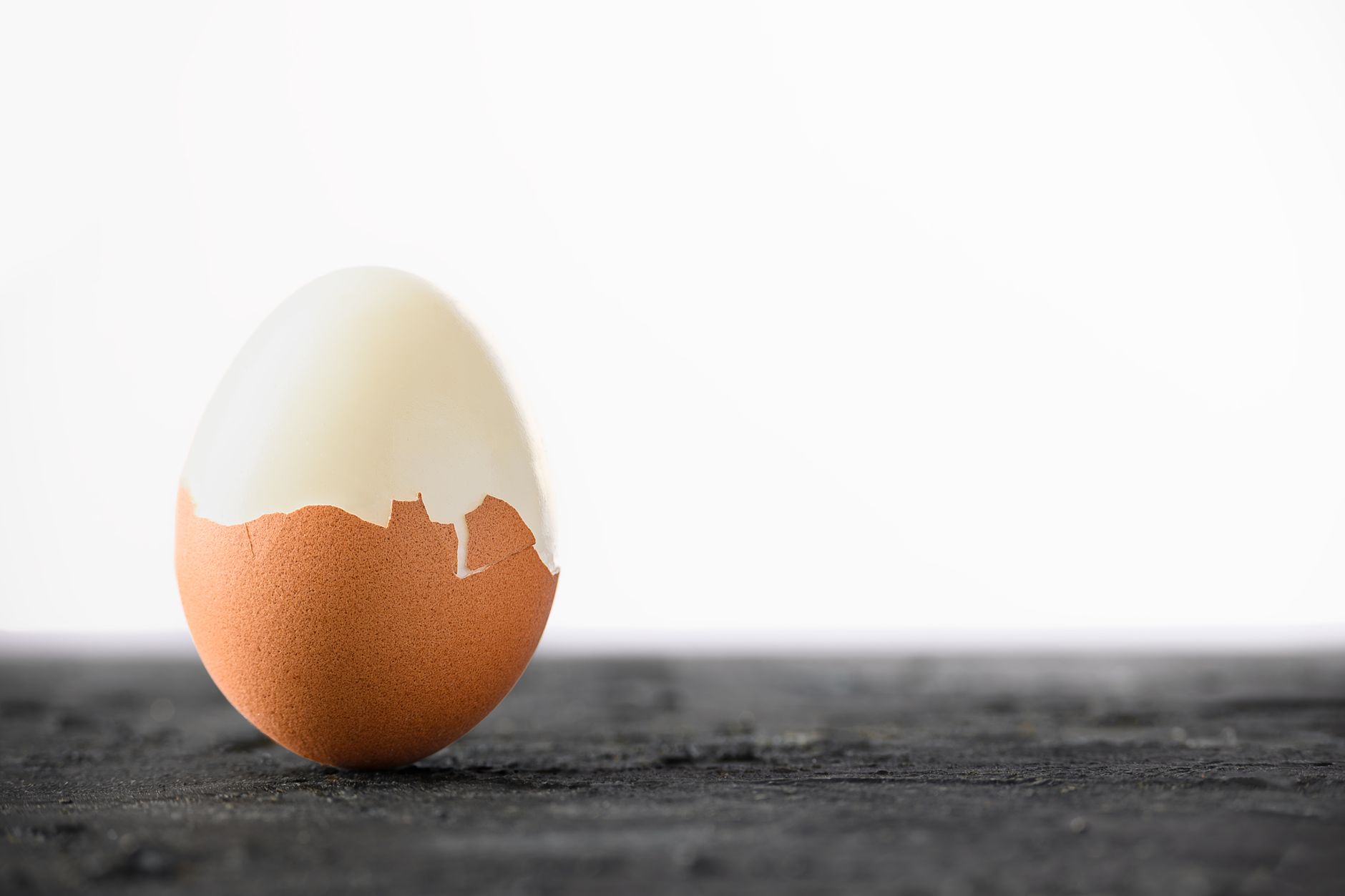 a close‑up of a kitchen thermometer showing 71 °C, placed in a poached egg on a plate, bright kitchen lighting highlighting safety