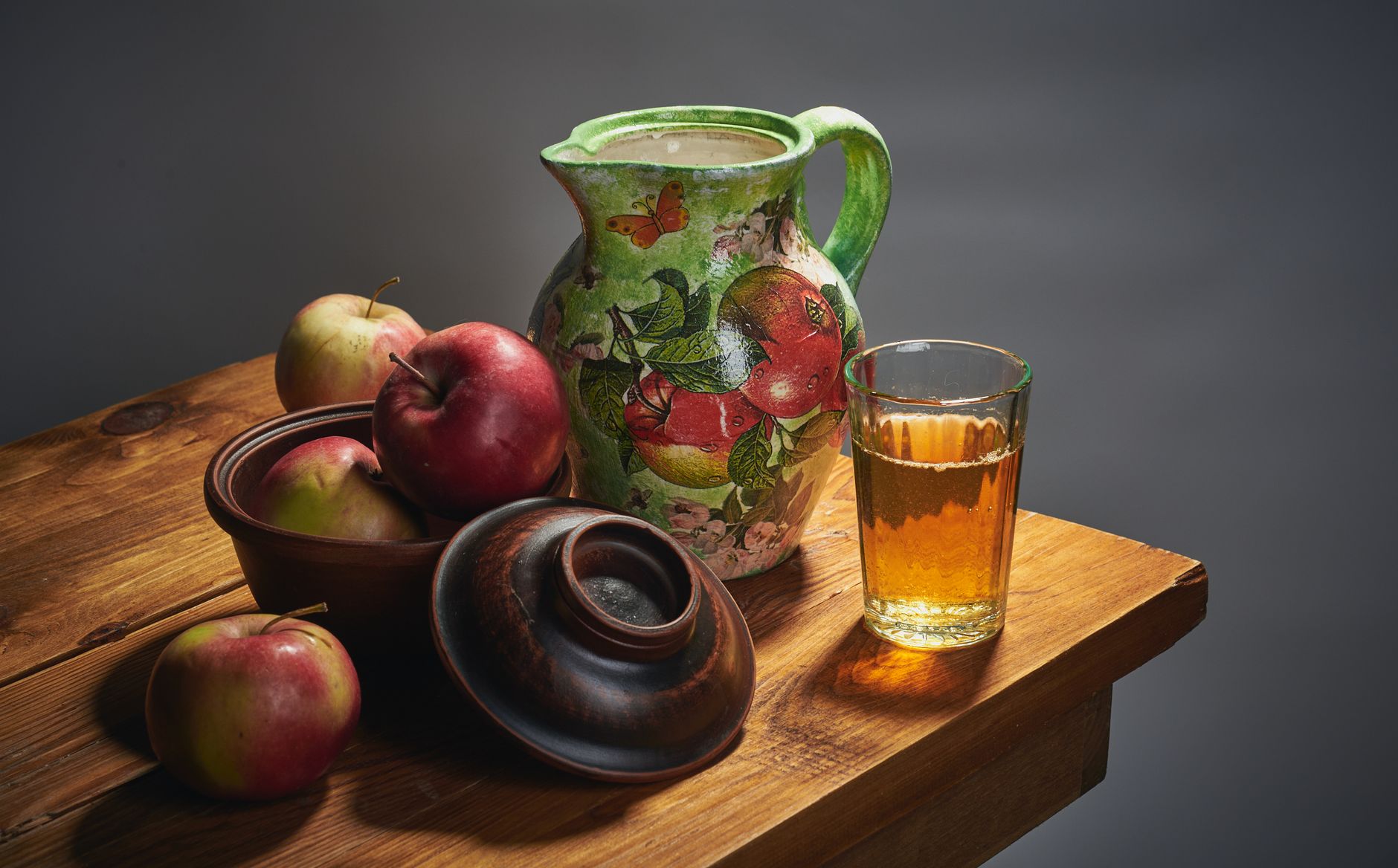 A portion-controlled snack container with 15 Pringles chips, a small apple, and a glass of water on a pastel kitchen counter, soft natural light