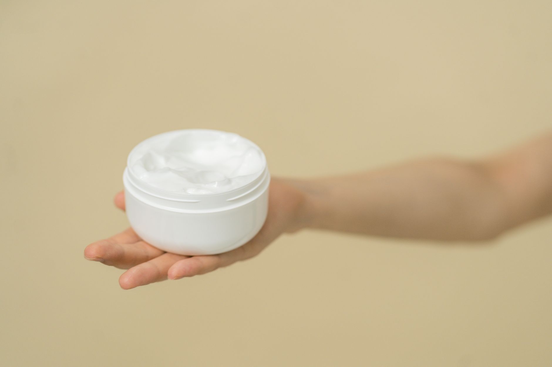 close‑up of a gentle facial moisturizer with hyaluronic acid droplets, soft focus, pastel background, bright natural light