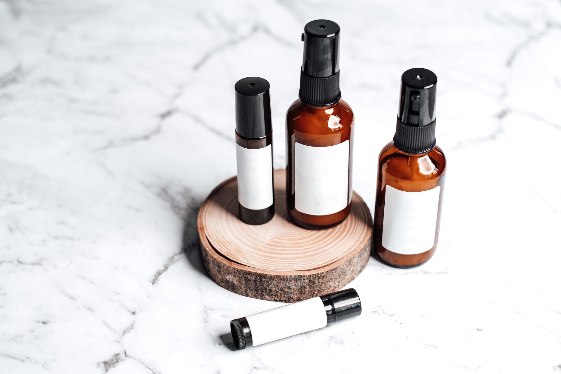 a collection of pregnancy‑safe skincare products on a marble countertop, featuring dimethicone moisturizers, aloe vera gel, and squalane serum, highlighting safe alternatives for expectant mothers