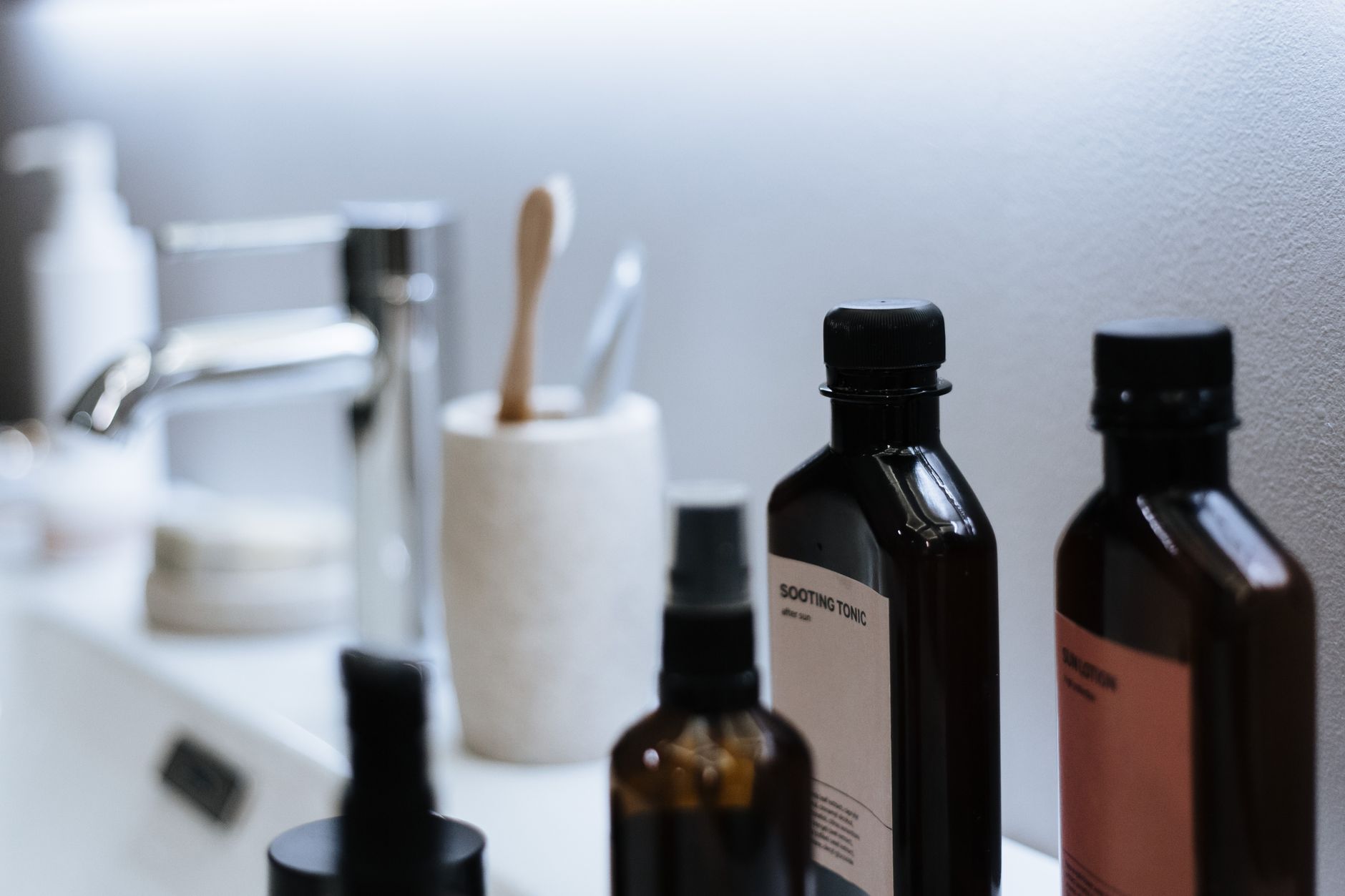 a close‑up of a mineral sunscreen tube next to a glass of water and a gentle moisturizer, illustrating pregnancy‑friendly skin‑care essentials