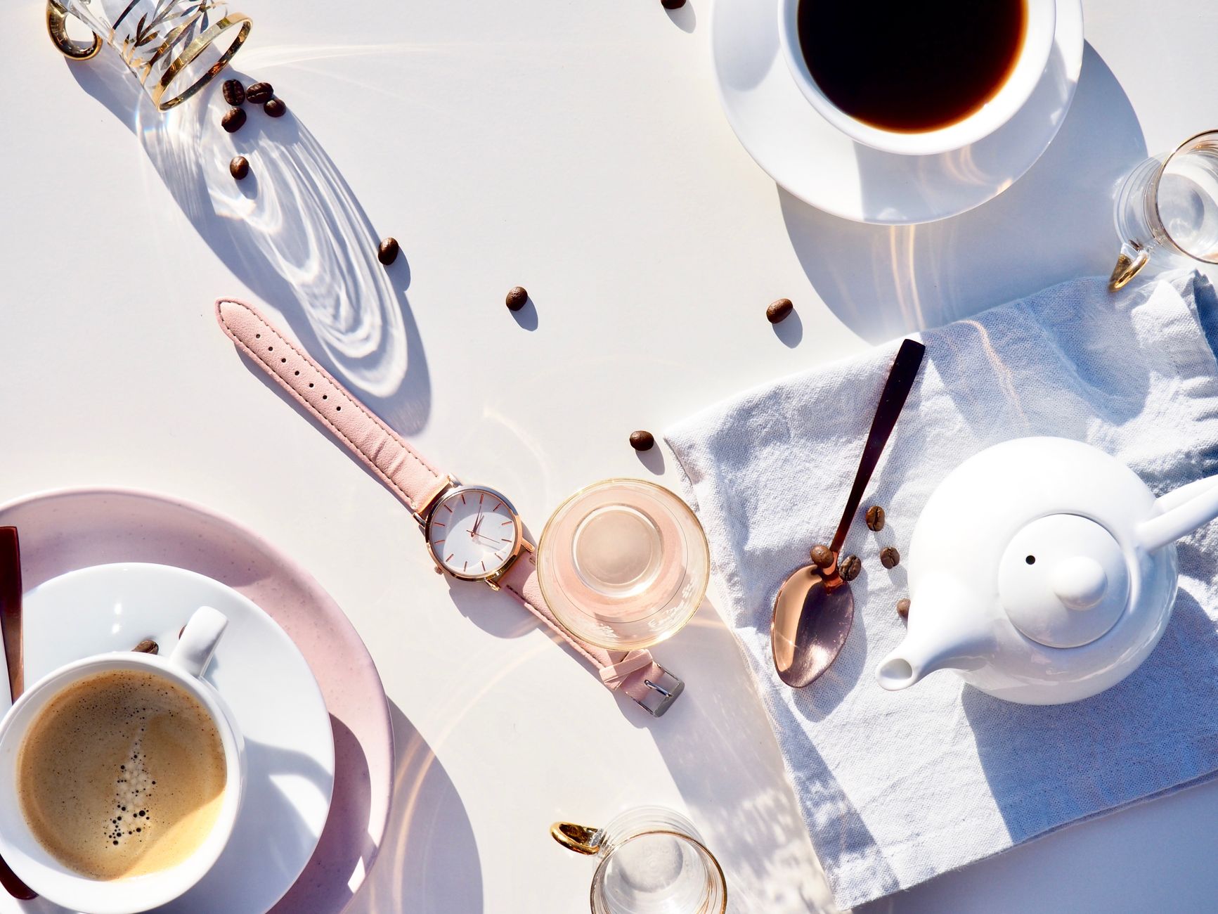 a colorful assortment of pregnancy‑safe beverages including sparkling water, fruit juice, and a bottle of Stella Non Alcoholic, illustrating a variety of low‑alcohol and alcohol‑free options