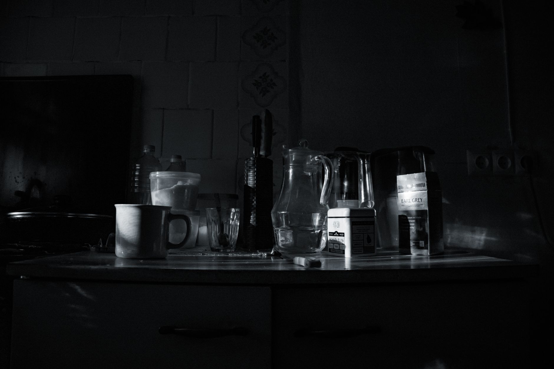 A glass of warm ginger tea beside a bottle of prenatal vitamins, soft morning light, emphasizing natural flu relief options for pregnant women