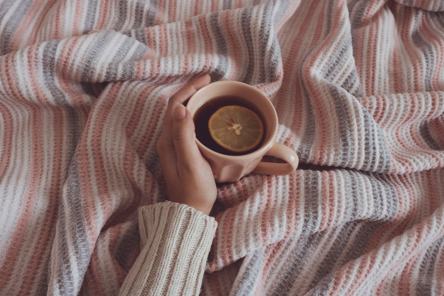 A bedside humidifier releasing a gentle mist, paired with a cup of honey‑lemon tea, illustrating a natural alternative to Vicks VapoRub for pregnant women