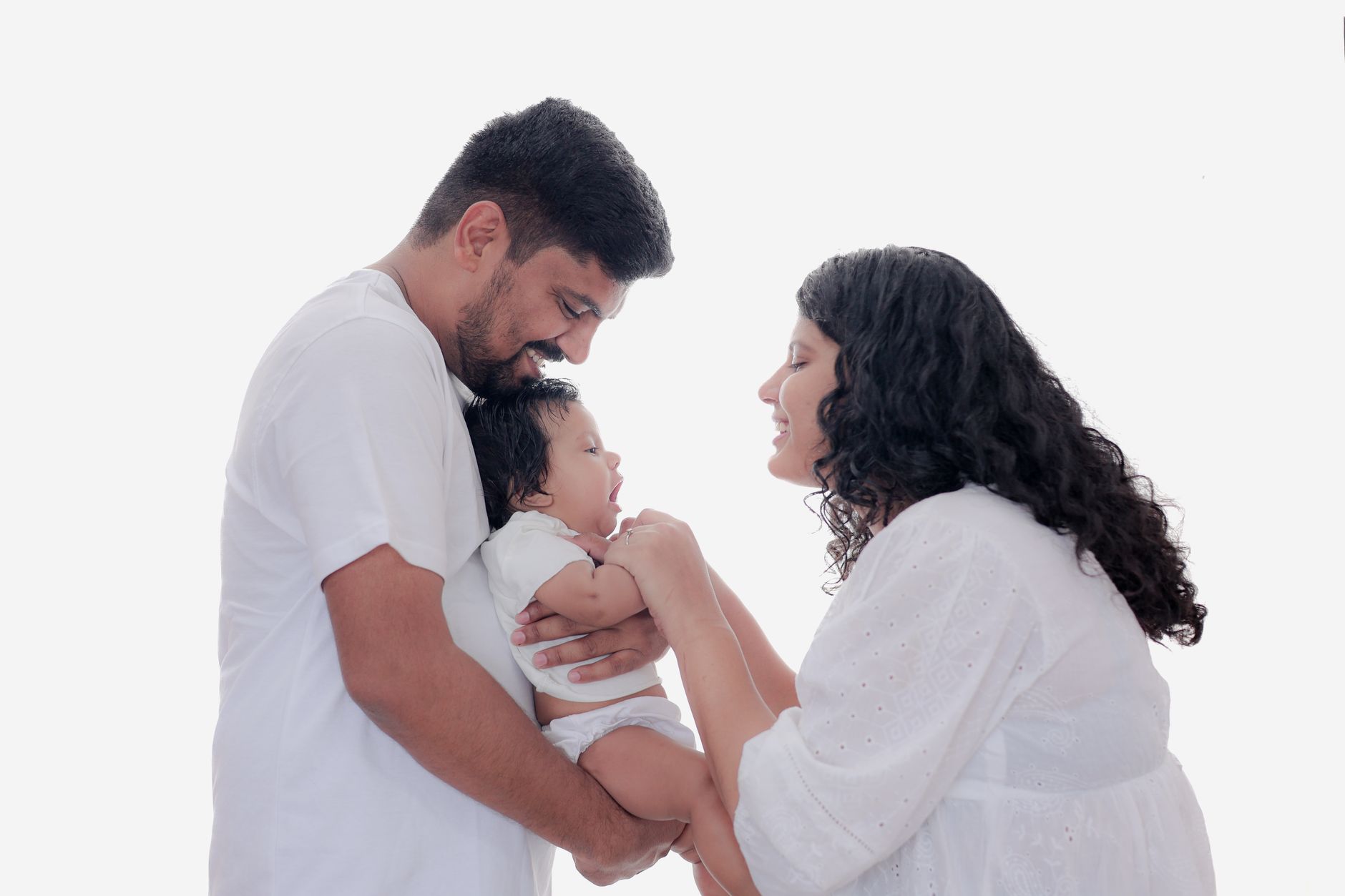 Family first meeting newborn