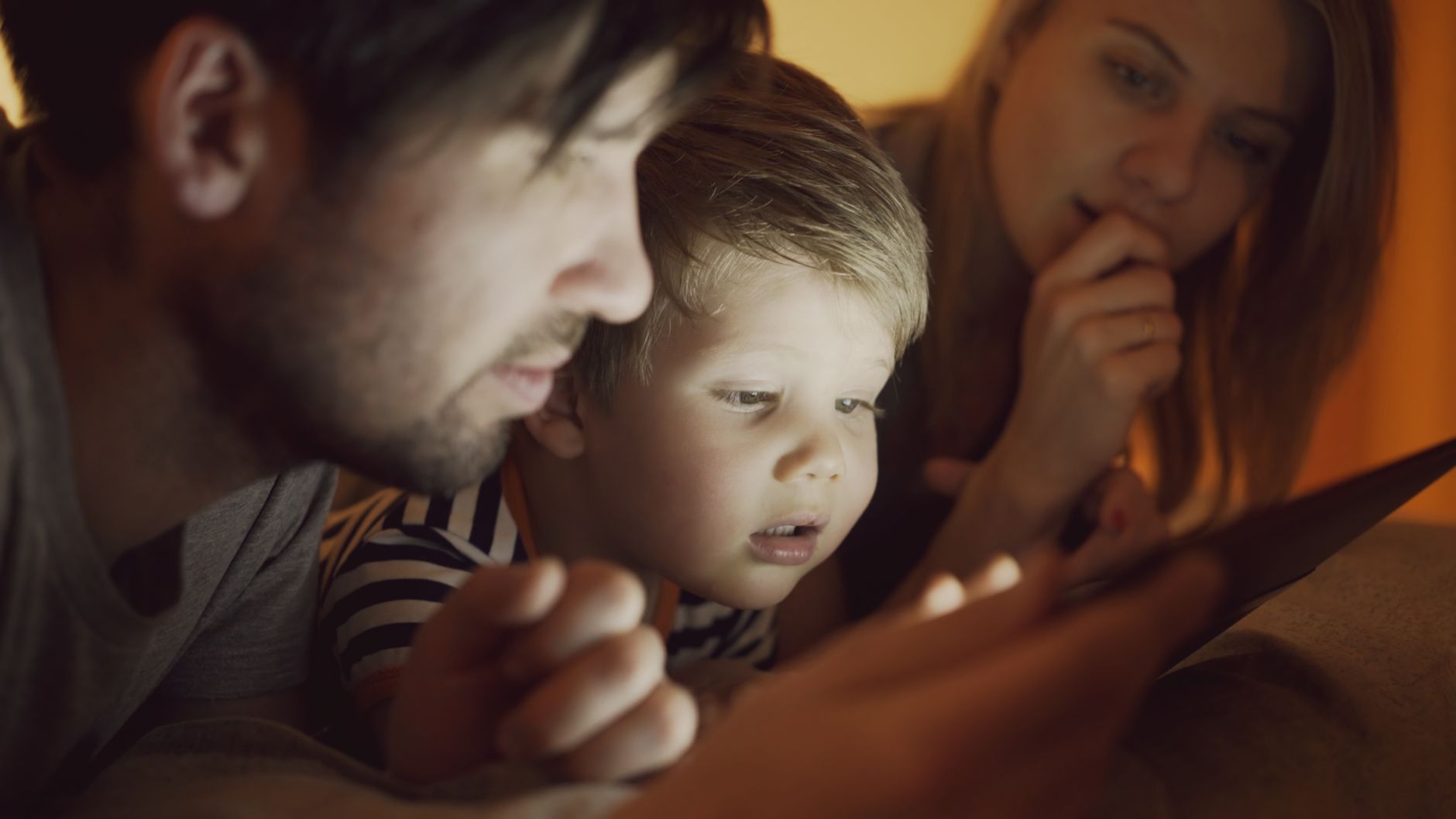 Parent and child co‑viewing educational video