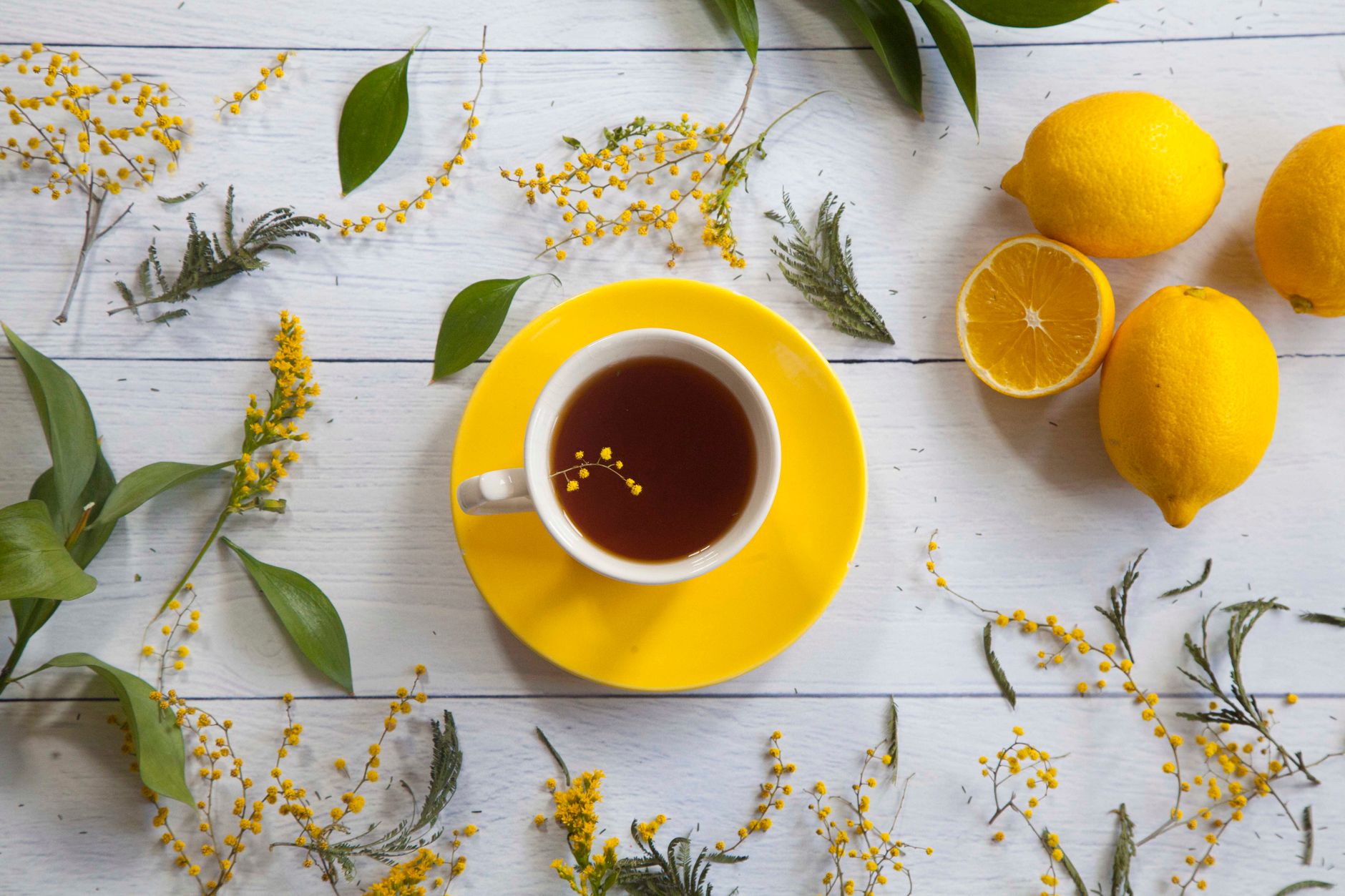 A fresh fruit and herbal tea spread on a wooden table, illustrating a balanced, low‑caffeine diet for a breastfeeding mother
