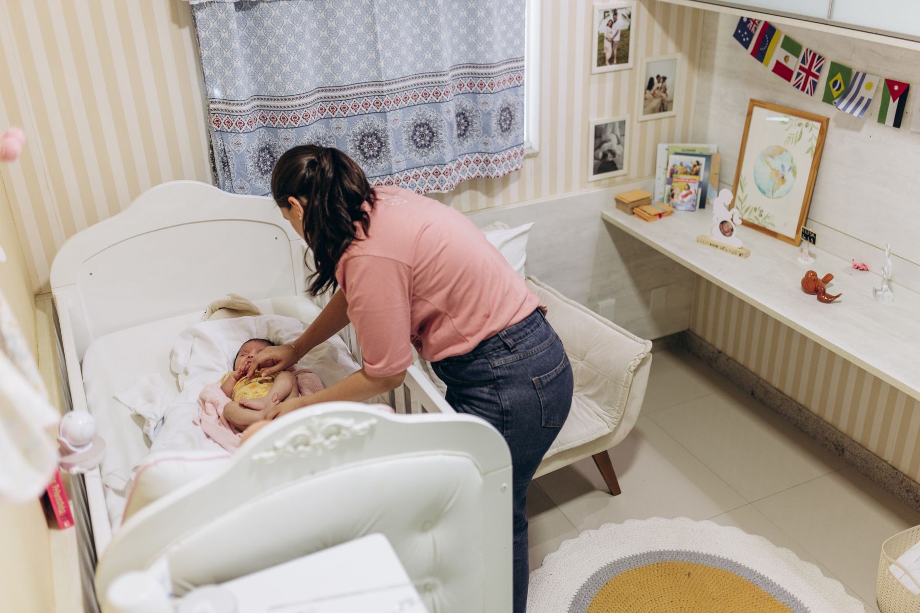 A parent gently holding a newborn’s hand while a nurse points to a bedside chart illustrating the NIPS scoring system, warm lighting highlighting the collaborative teaching moment