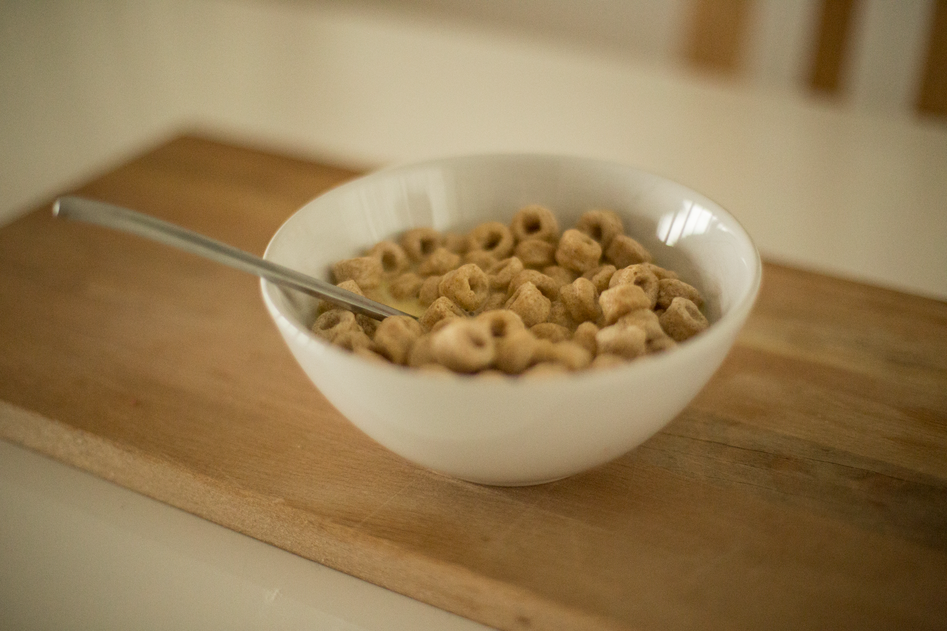 A cozy kitchen scene with a toddler‑size bowl of creamy lentil and carrot mash, a side of sliced soft pear, and a small cup of fortified whole‑milk, natural daylight highlighting the vibrant colors