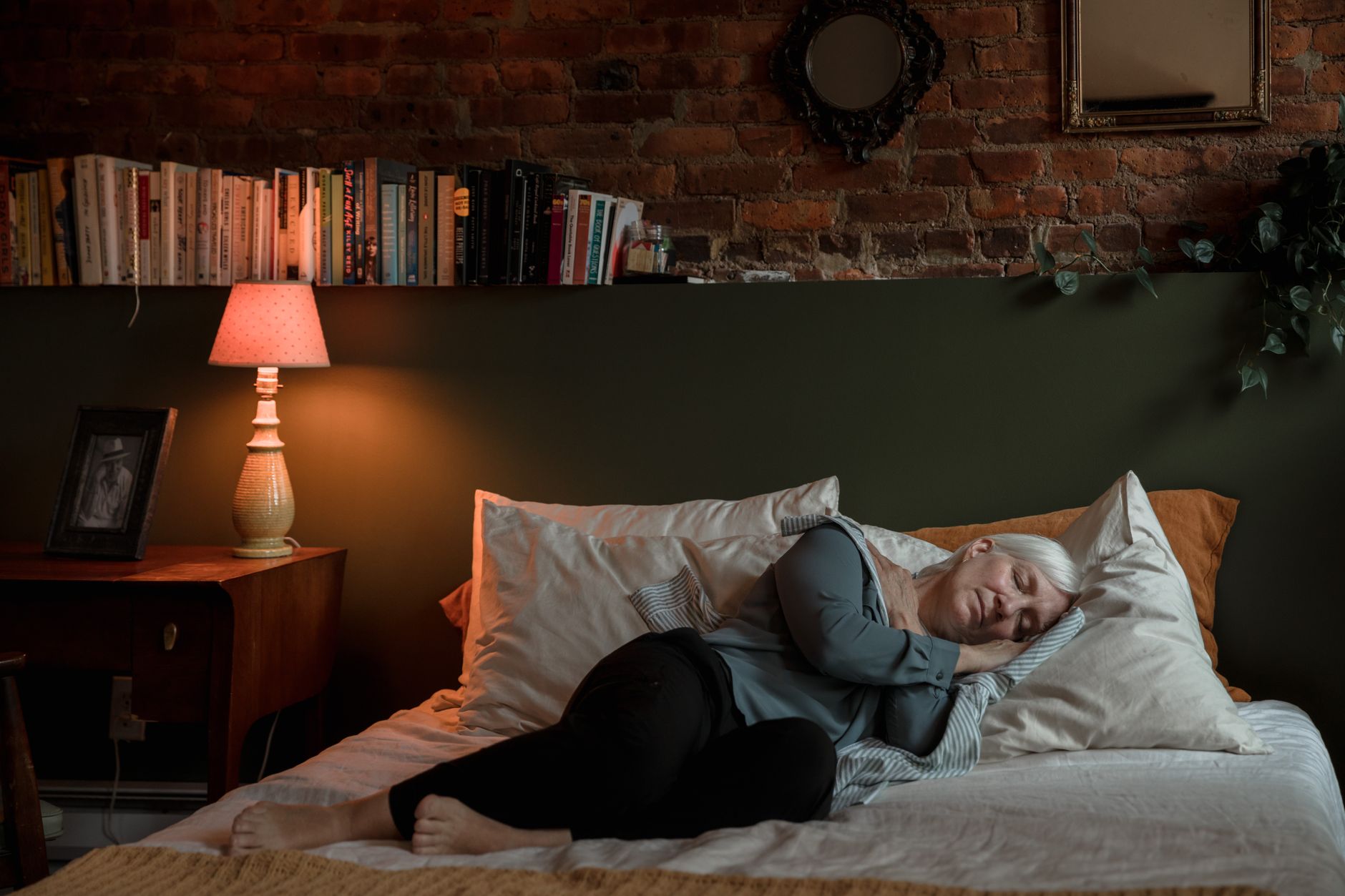 Sleeping position for pregnancy back pain