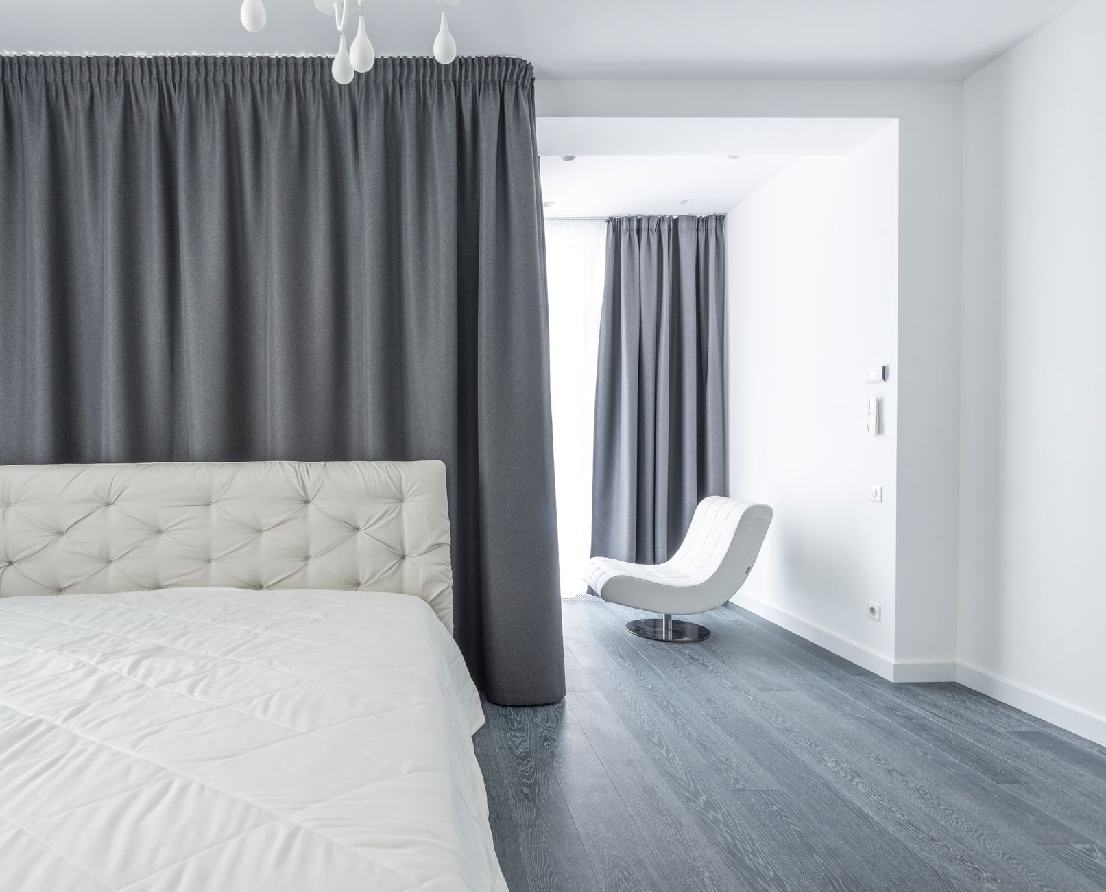 Sleep-friendly bedroom for postpartum moms